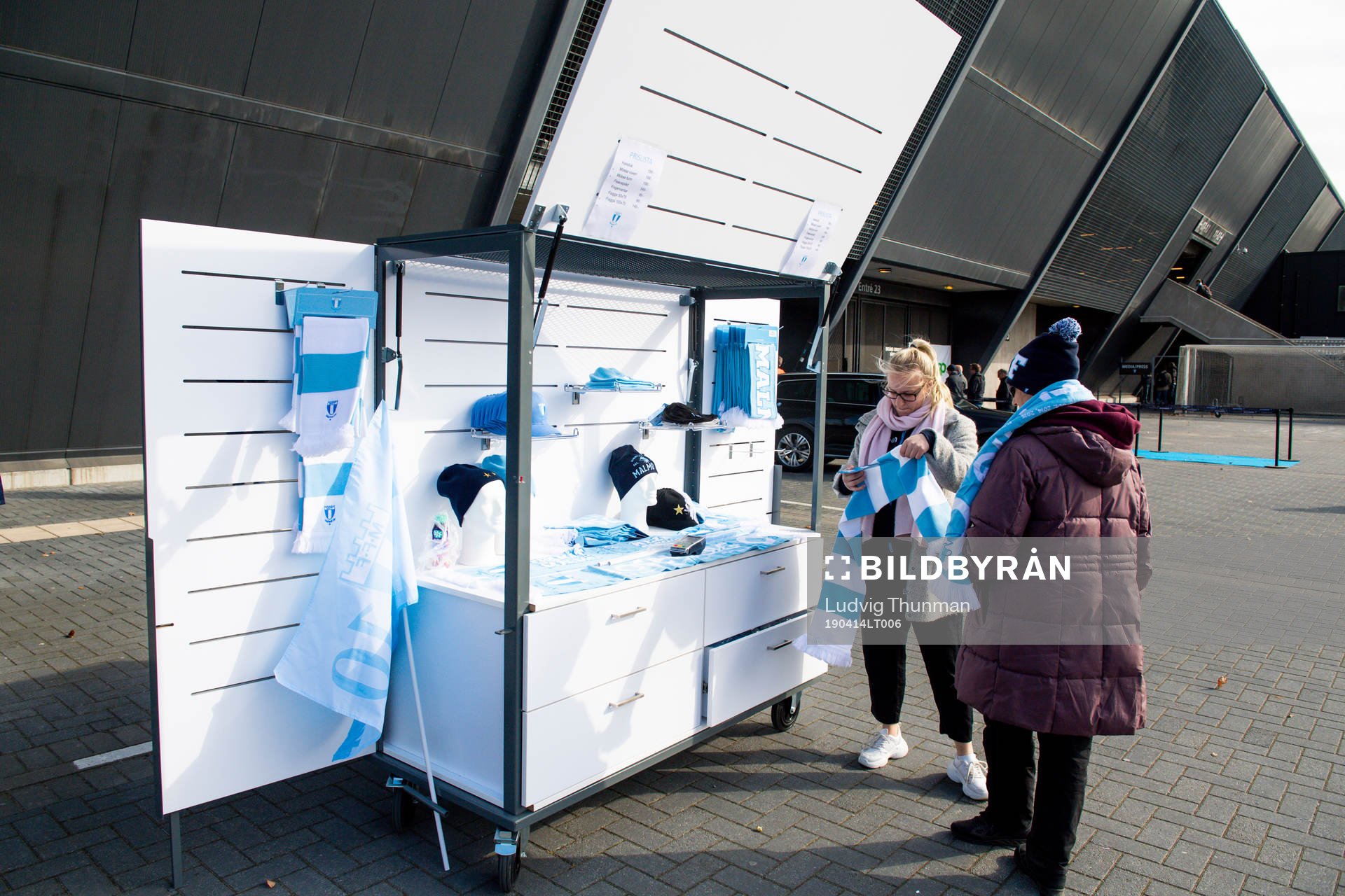 Besökare tittar på produkter i en mobil souvenirkiosk