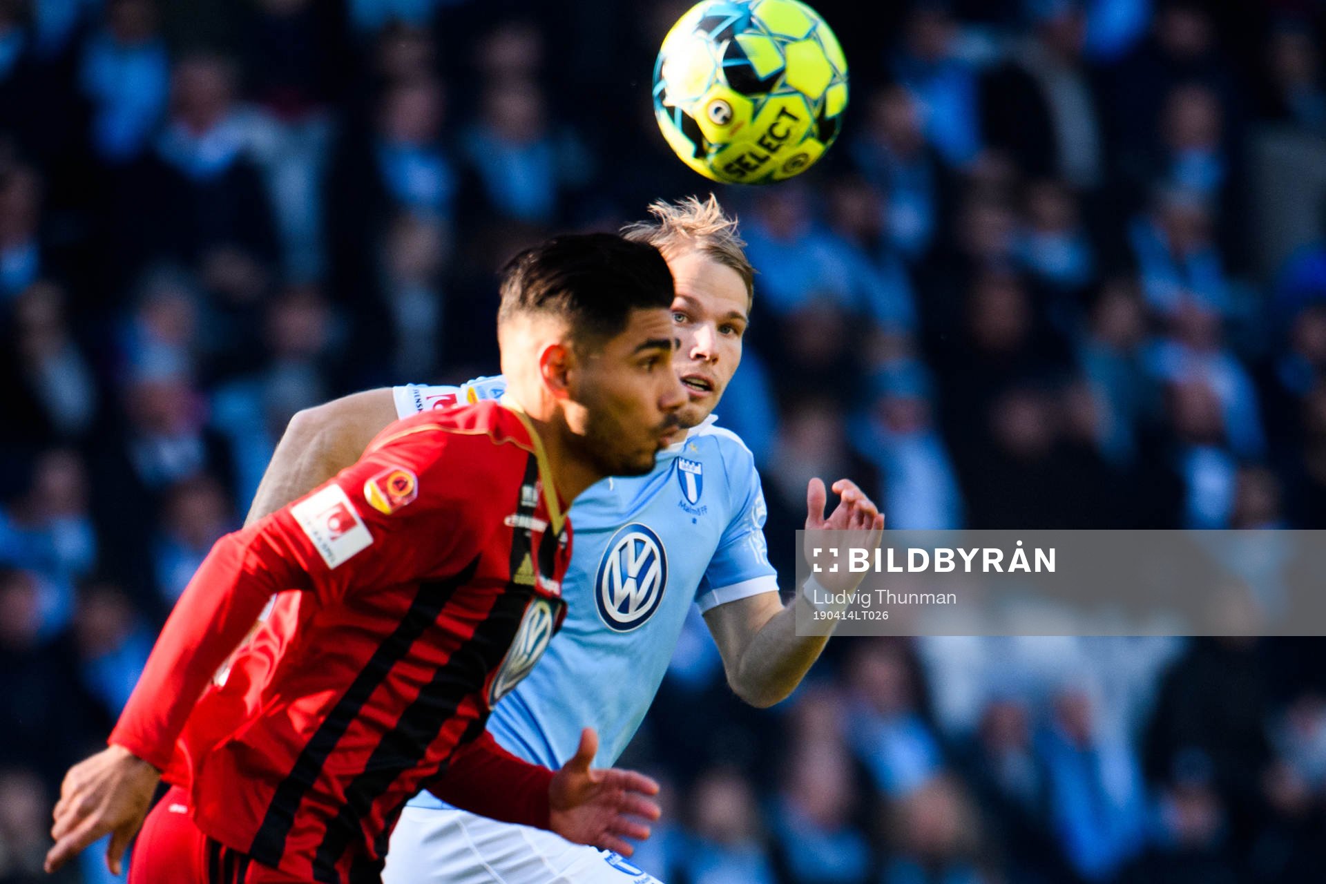 Malmö FFs Oscar Lewicki jagar Östersunds Hosam Aiesh