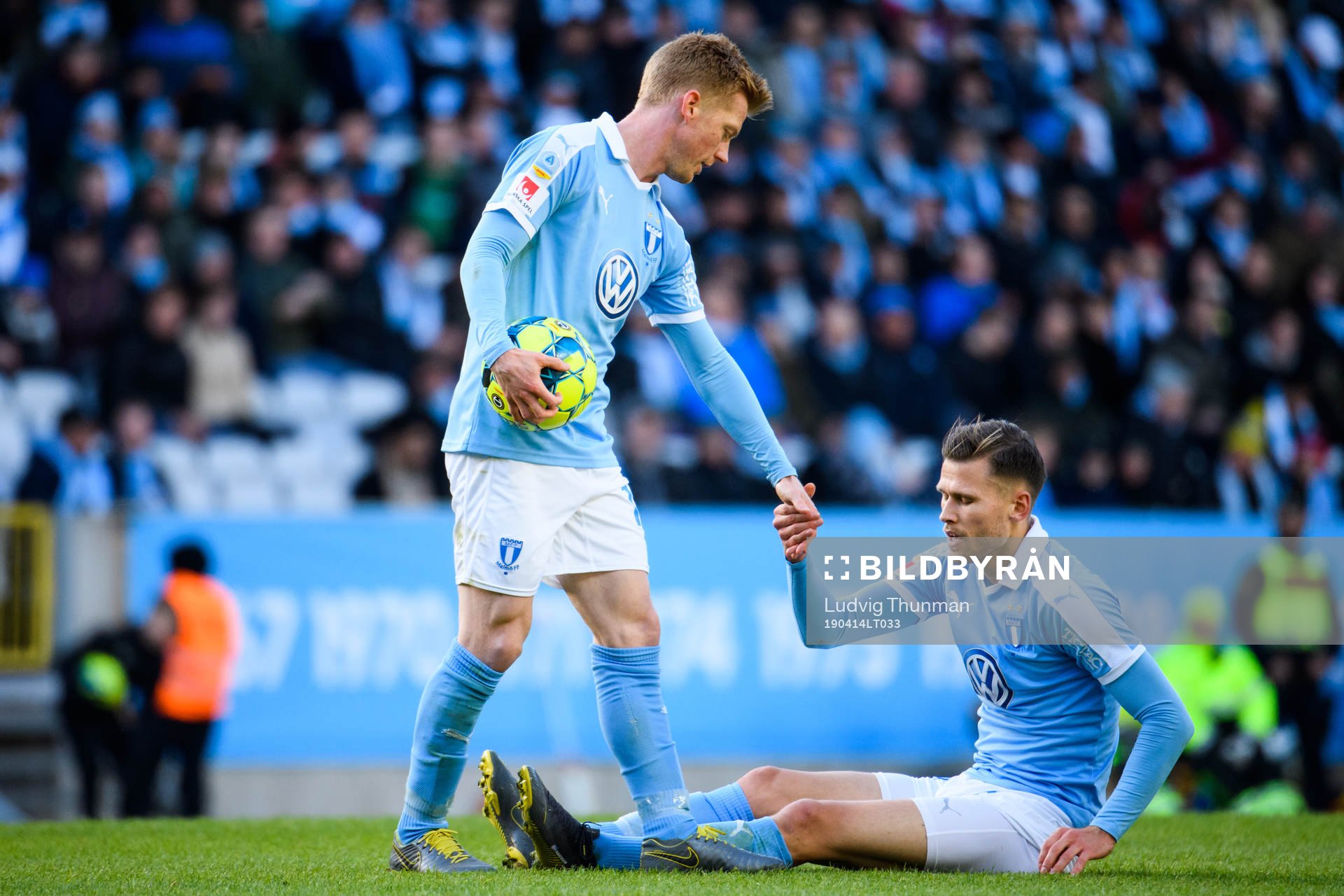 Malmö FFs Anders Christiansen hjälper Arnór Traustason
