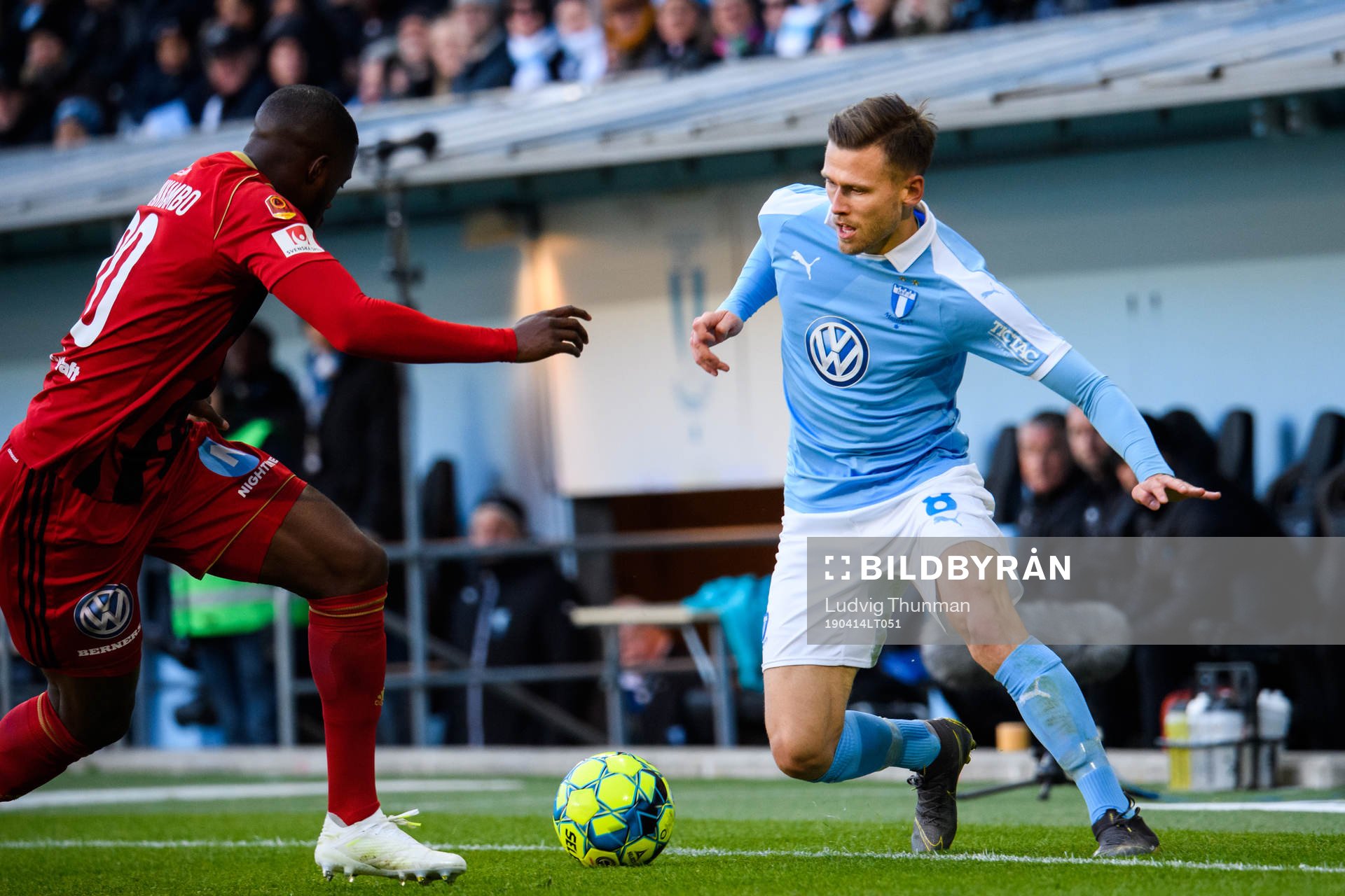 Malmö FFs Arnór Traustason utmanar Östersunds Isak Ssali