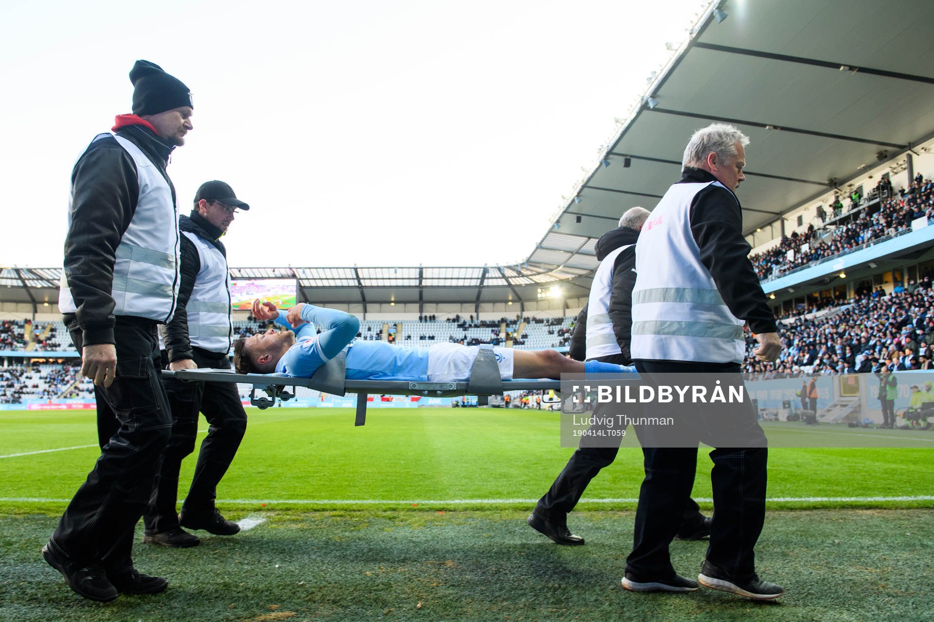 Malmö FFs Arnór Traustason bärs ut på bår