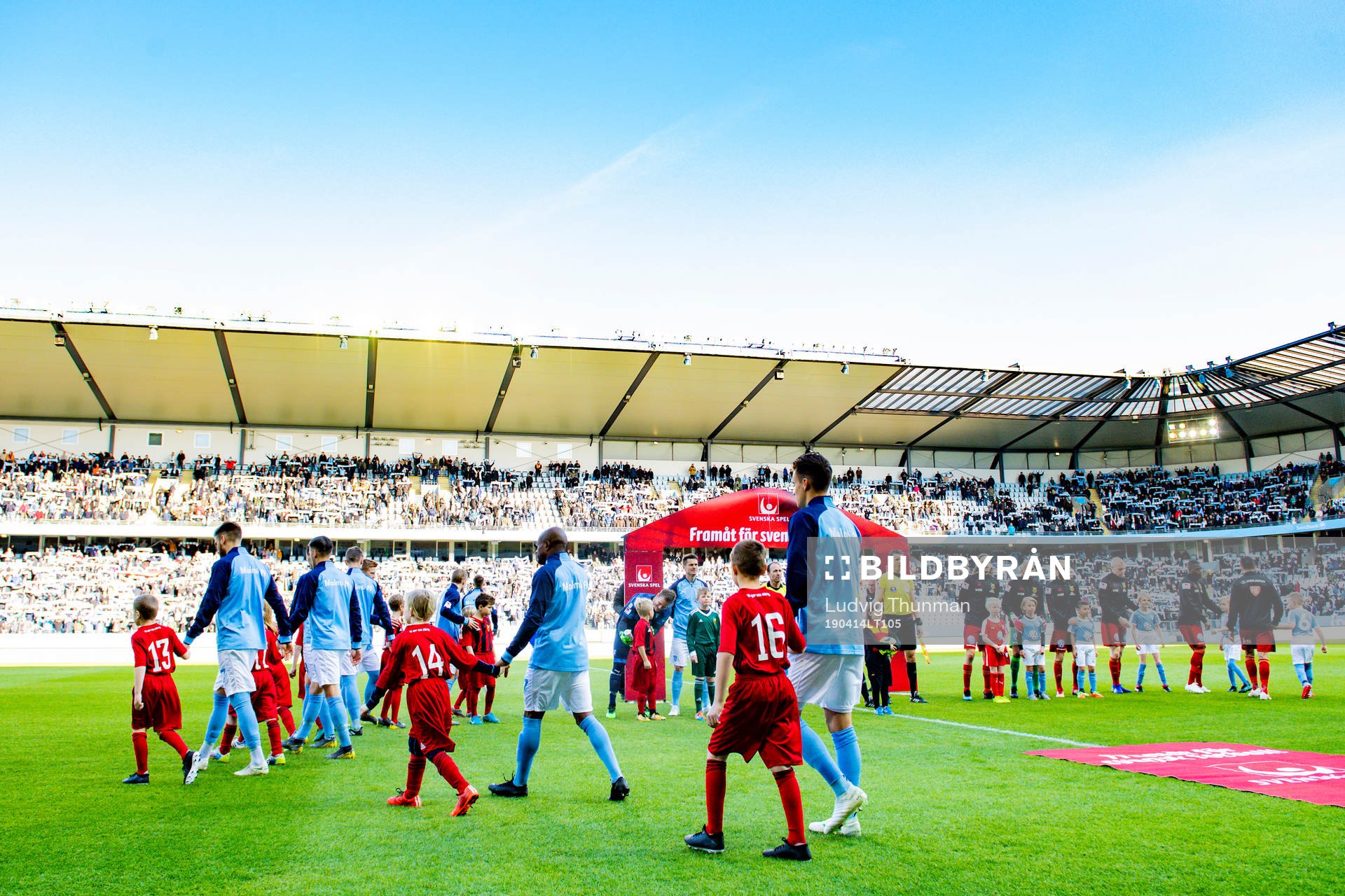 Malmö FFs spelare kommer in till fotbollsmatchen i