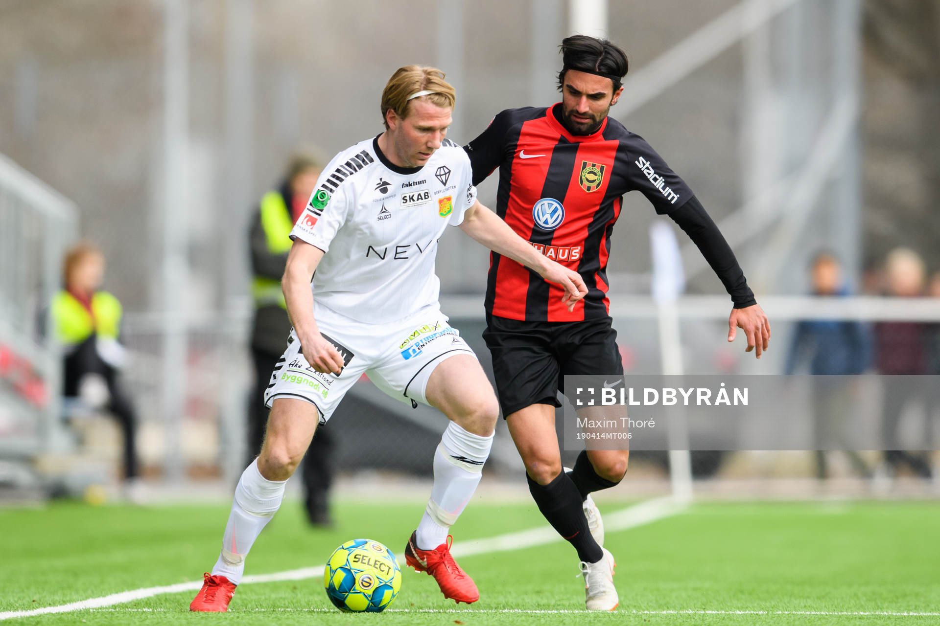 GAIS August Wängberg i kamp med Brommapojkarnas Alexander Nilsson under fotbollsmatchen i Superettan mellan Brommapojkarna och GAIS den 14 april 2019 i Stockholm.