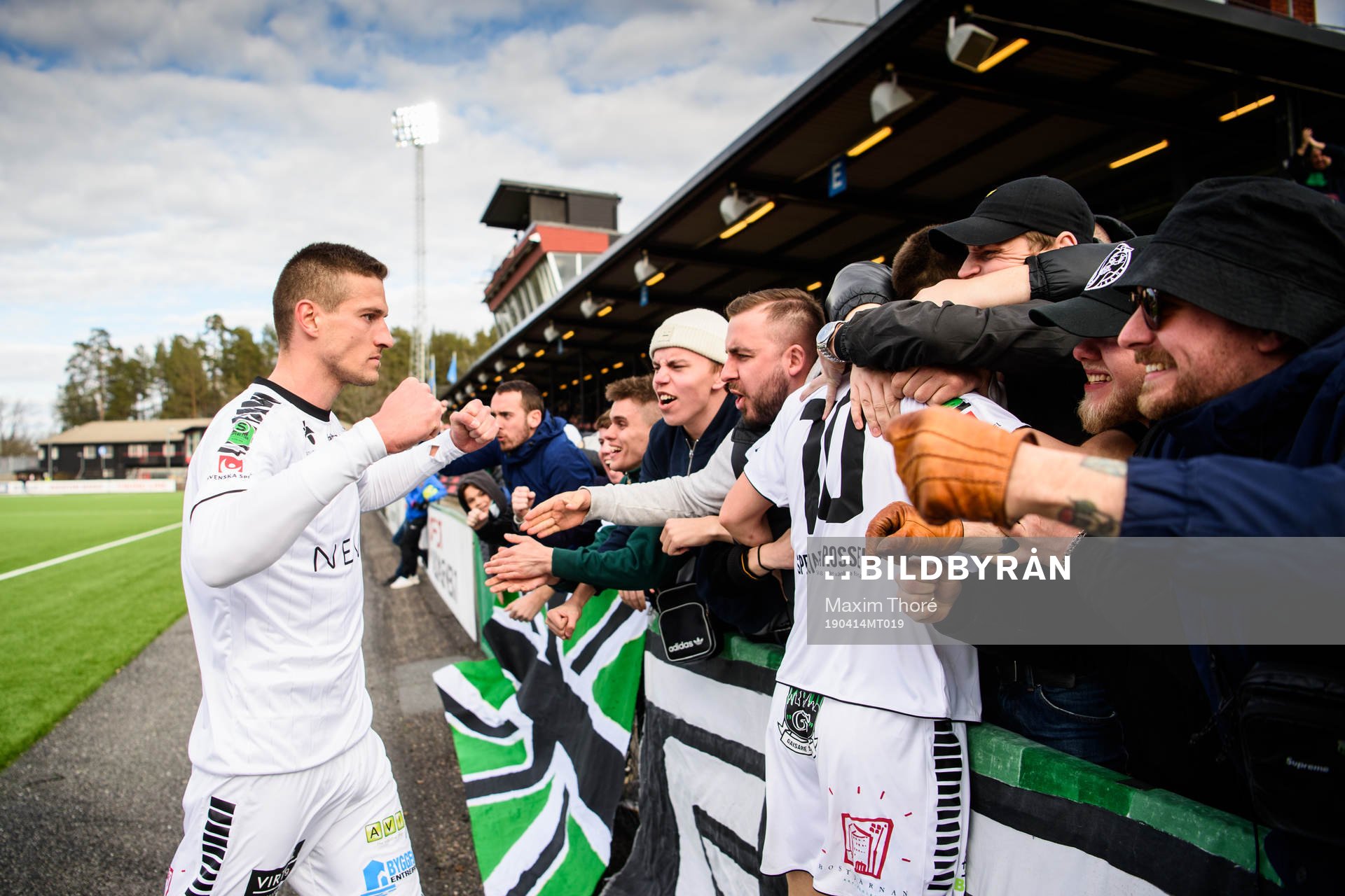 GAIS Leonard Pllana jublar med supportrar