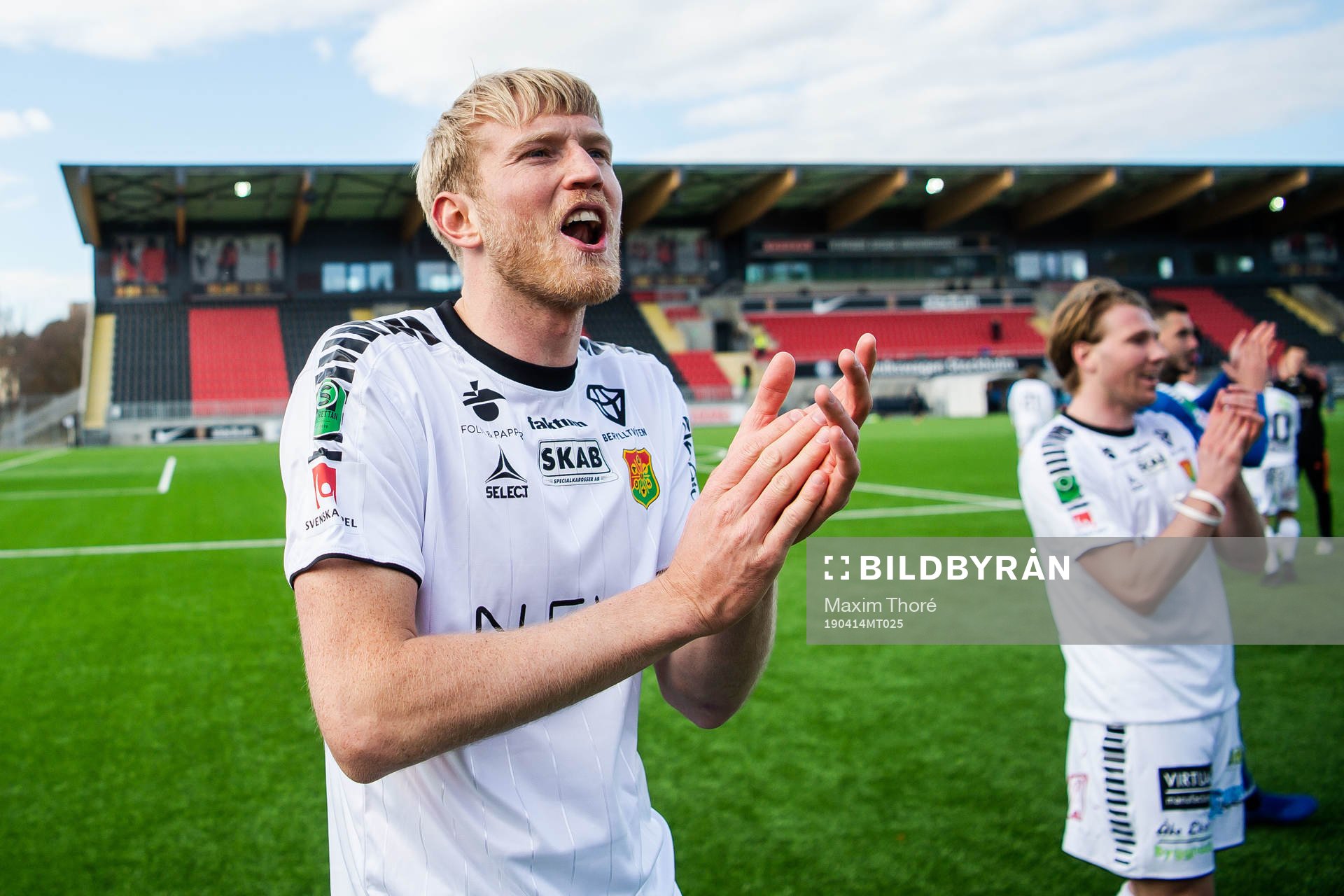 GAIS Carl Elfgren Nyström jublar mot supportrar