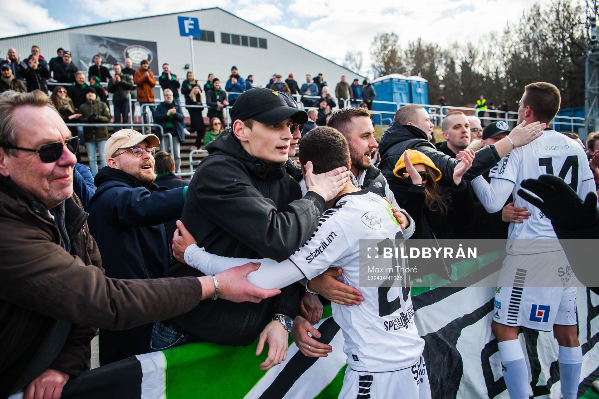 GAIS spelare jublar med supportrar