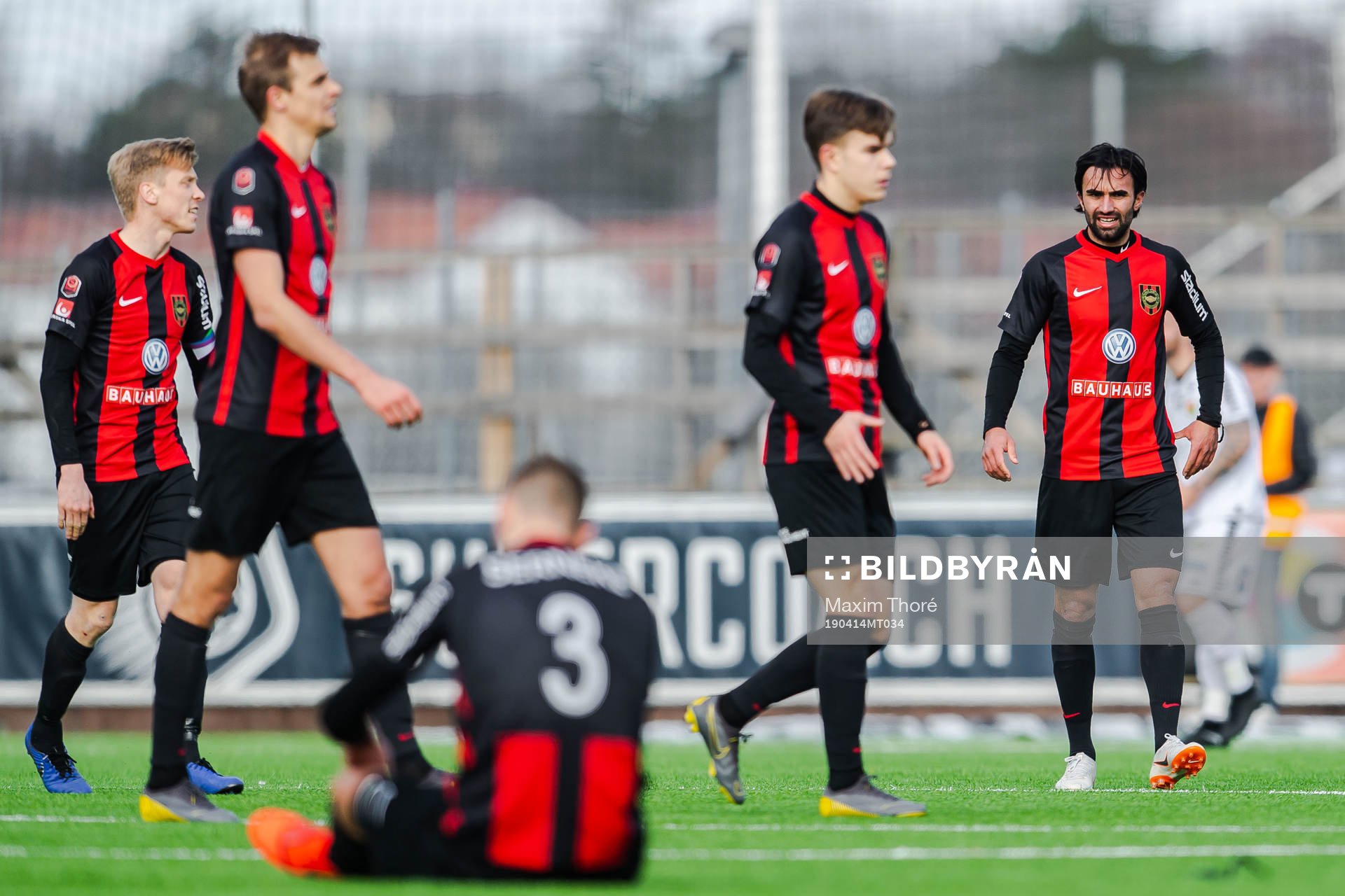 Brommapojkarnas Alexander Nilsson deppar med lagkamrater