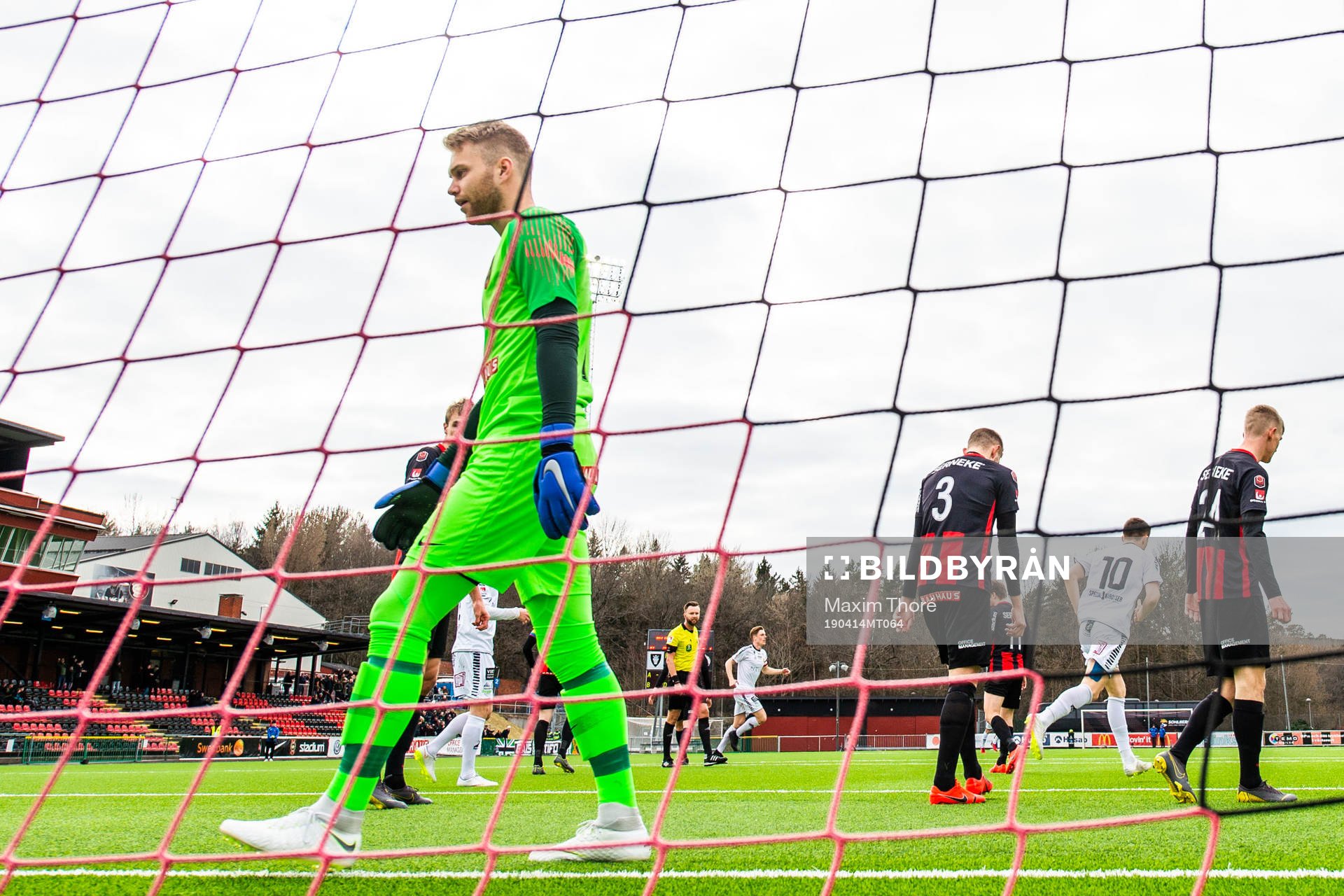 Brommapojkarnas målvakt Rasmus Emanuelsson deppar