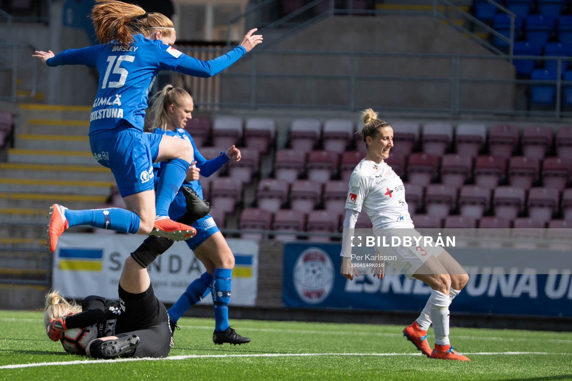 Eskilstunas målvakt Emelie Lundberg plockar bollen och
