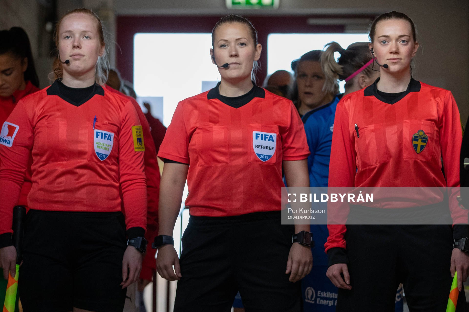 Domarna i matchen med huvuddomare Laura Rapp i mitten innan