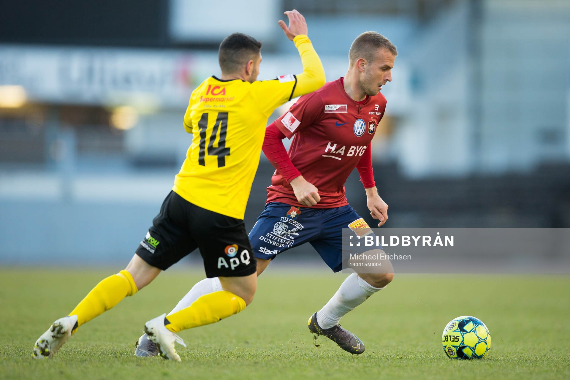 Örgrytes Simon Nilsson och Frejs André Alsanati  under fotbollsmatchen i Superettan mellan Örgryte och Frej den 15 april 2019 i Göteborg.