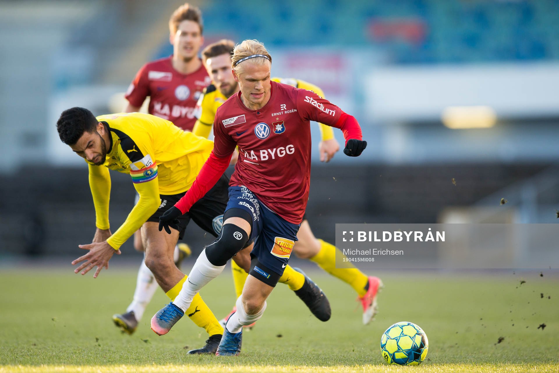 Frejs Pedro Ribeiro i kamp med Örgrytes Linus Tornblad under fotbollsmatchen i Superettan mellan Örgryte och Frej den 15 april 2019 i Göteborg.