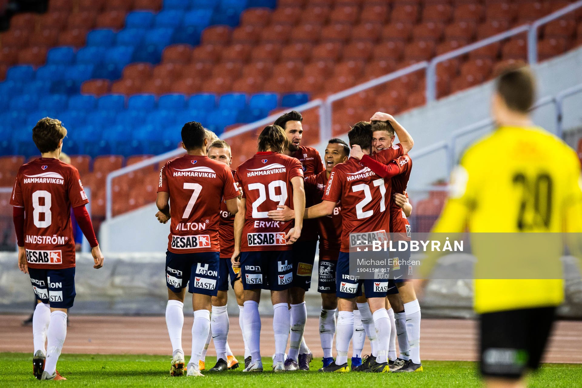 Örgrytes Alexander Bernhardsson jublar med lagkamrater