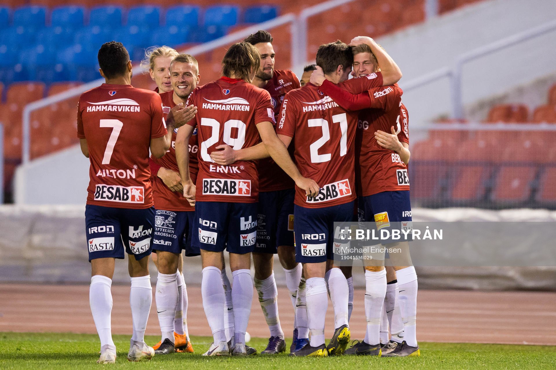 Örgrytes Alexander Bernhardsson jublar med lagkamrater