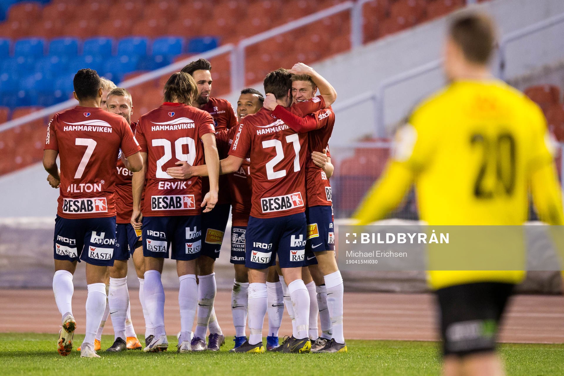 Örgrytes Alexander Bernhardsson jublar med lagkamrater