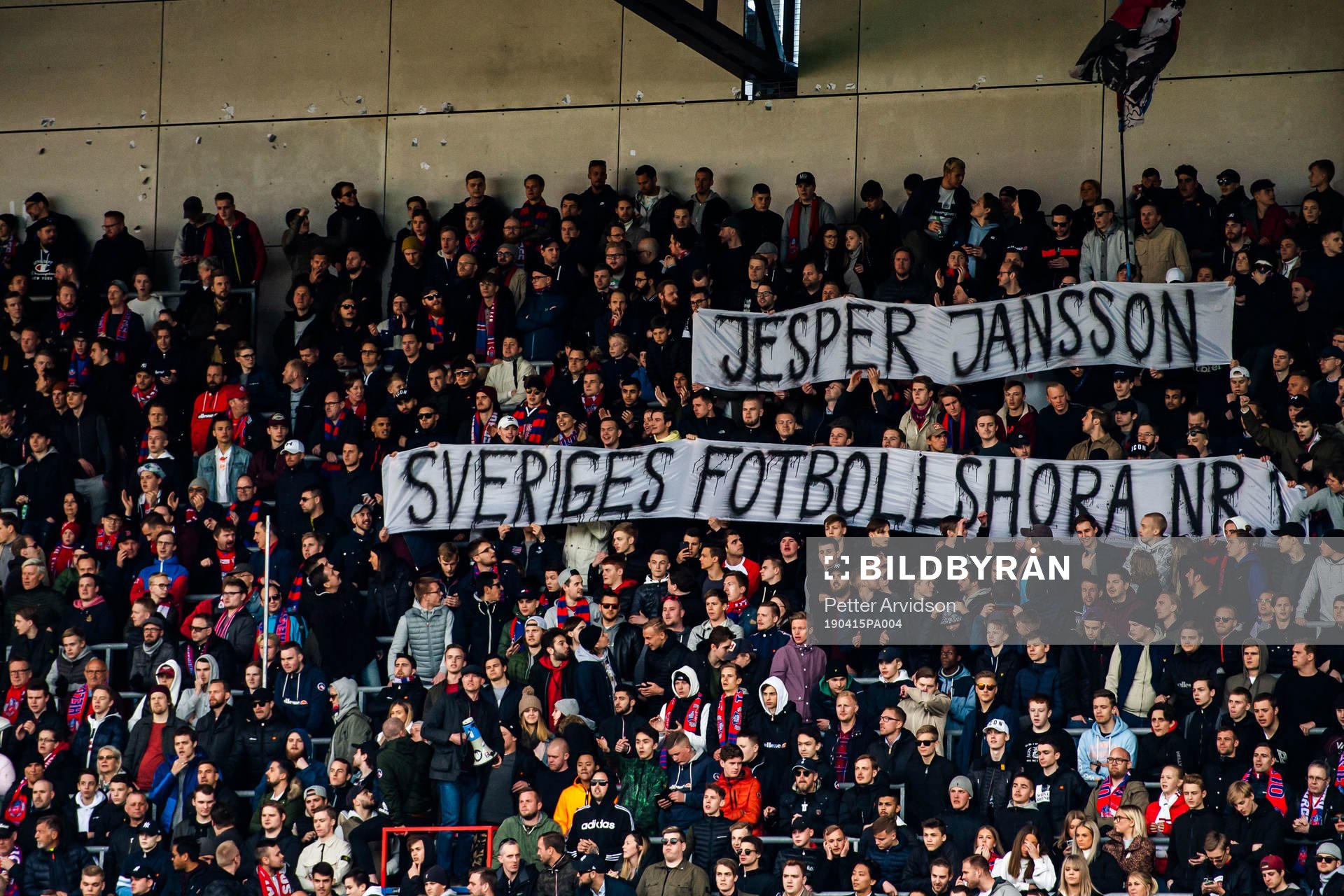 Helsingborgs supportrar med banderoller med ett budskap