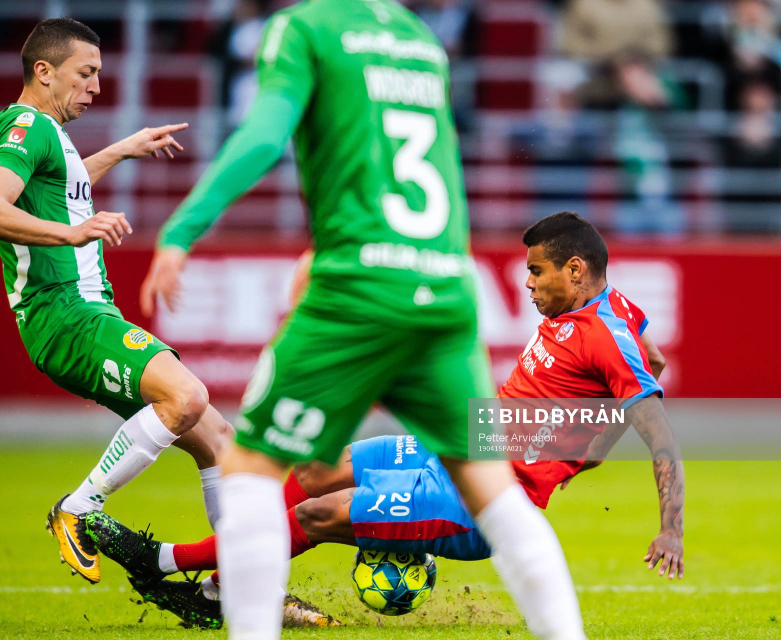 Hammarbys Nikola Djurdjic blir tacklar av Helsingborgs