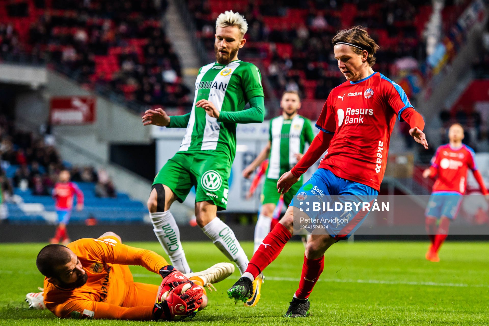 Helsingborgs Max Svensson mot Hammarbys målvakt Gianluca