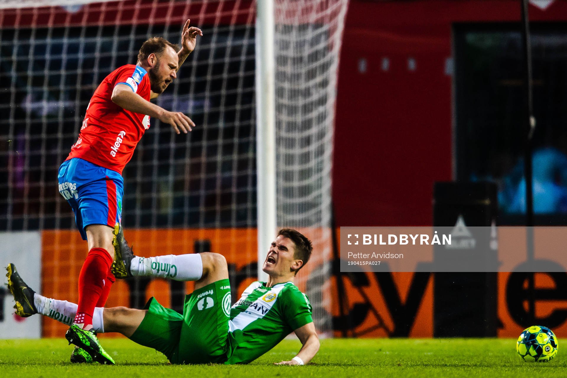 Hammarbys Vidar Örn Kjartansson och Hammarbys Kossounou