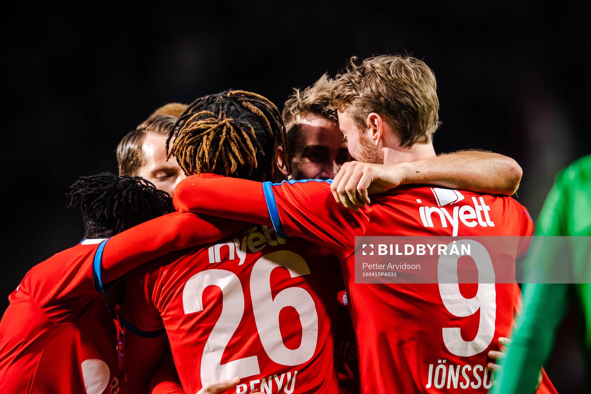 Helsingborgs Adam Eriksson jublar med lagkamrater efter 2-1 under fotbollsmatchen i Allsvenskan mellan Helsingborg och Hammarby den 15 april 2019 i Helsingborg.