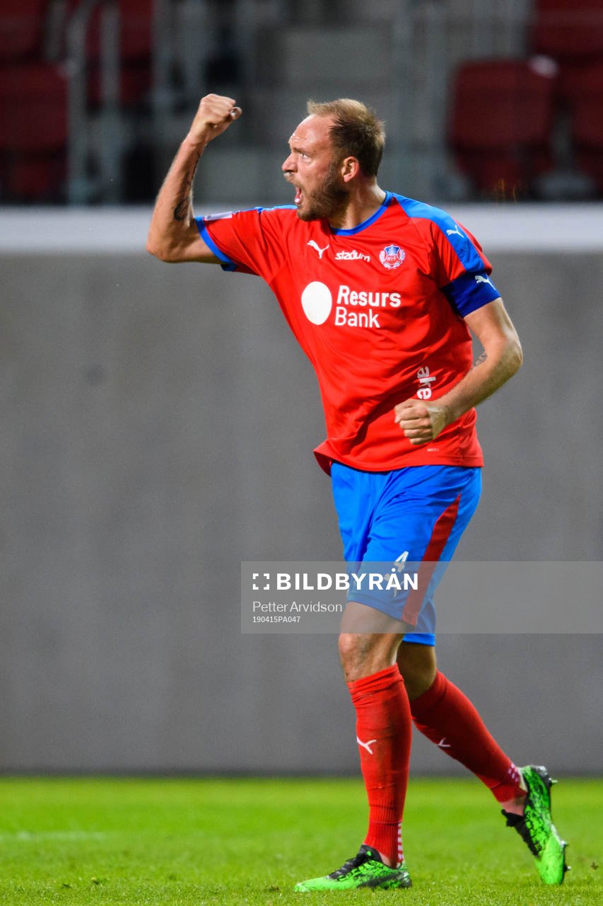 Helsingborgs Andreas Granqvist jublar under fotbollsmatchen i Allsvenskan mellan Helsingborg och Hammarby den 15 april 2019 i Helsingborg.
