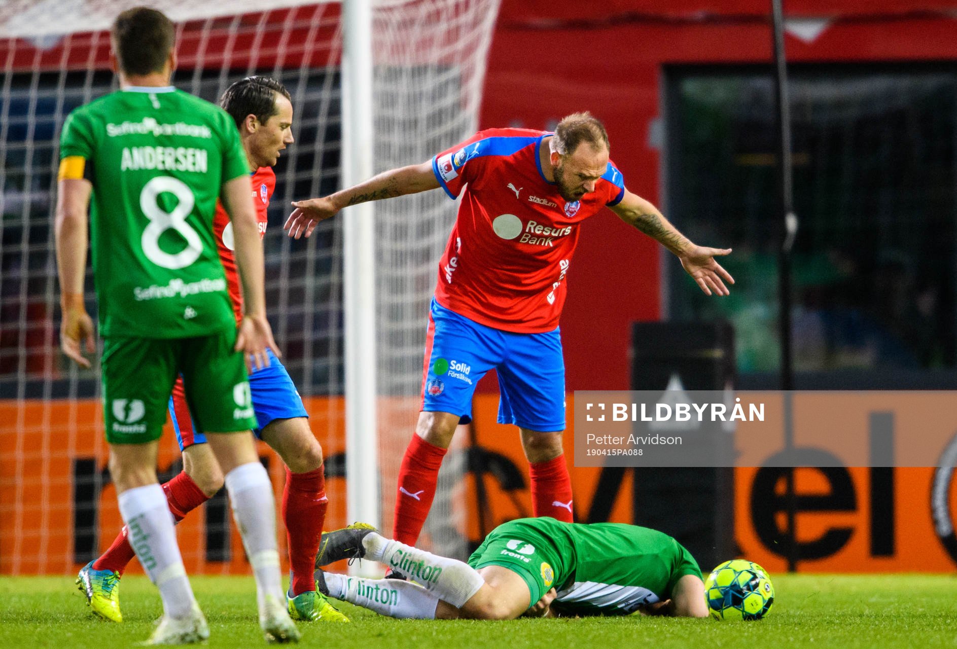 Helsingborgs Andreas Granqvist reagerar mot Hammarbys Vidar