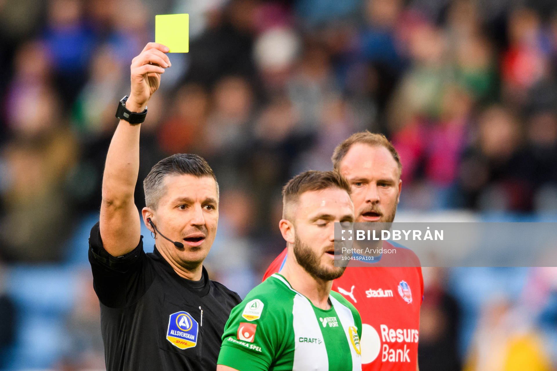 Domare Bojan Pandzic ger gult kort till Hammarbys Mats
