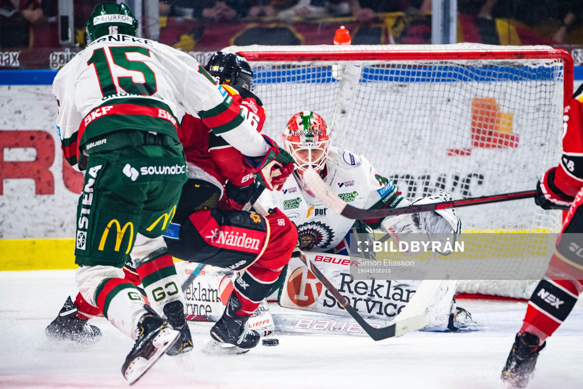 Luleås Robin Kovacs och Frölundas målvakt Johan Mattsson