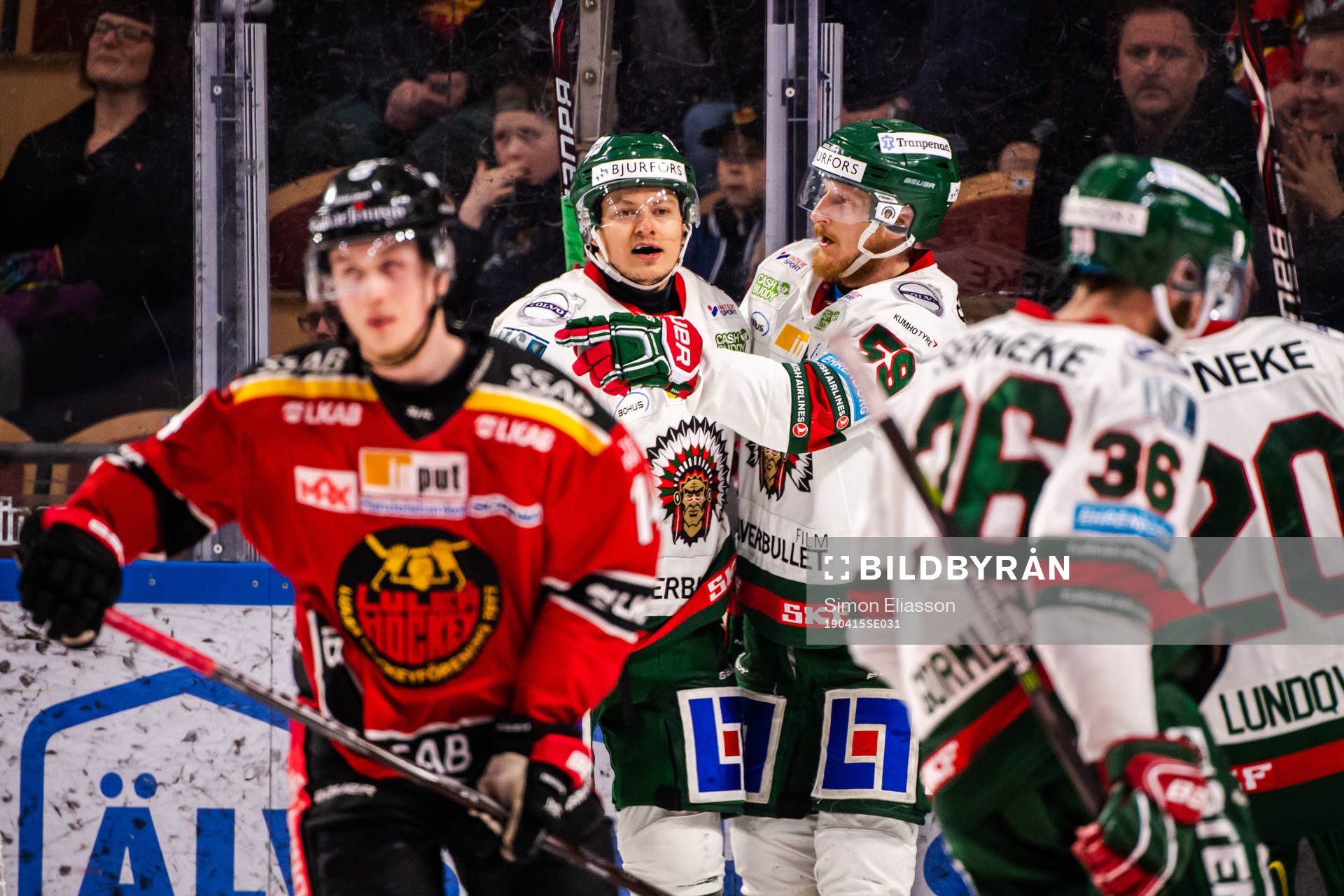 Frölundas Rhett Rakshani jublar med lagkamrater
