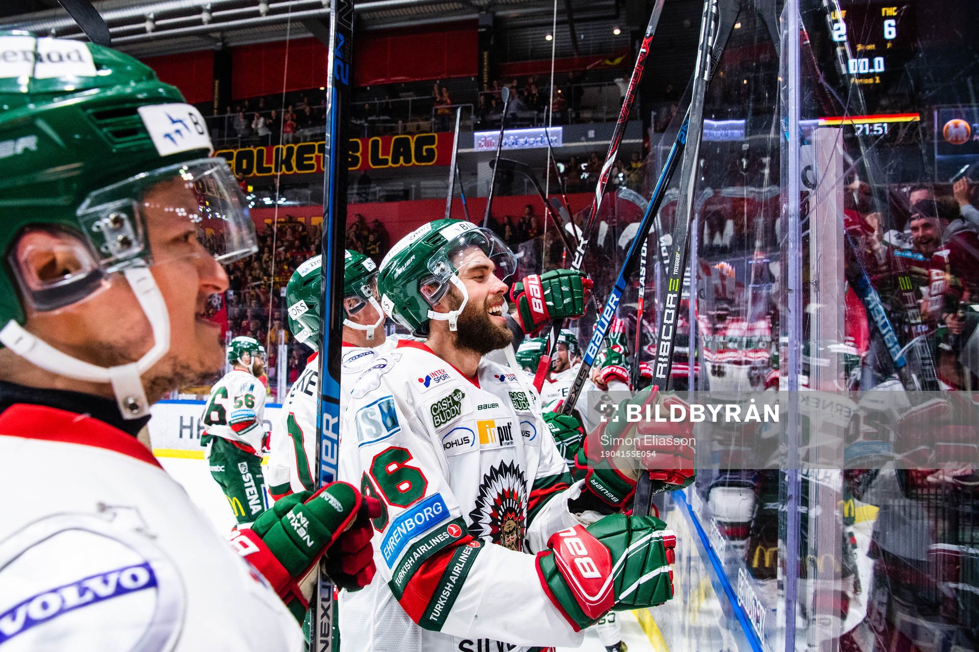 Frölundas Rhett Rakshani och Brandon Gormley tackar