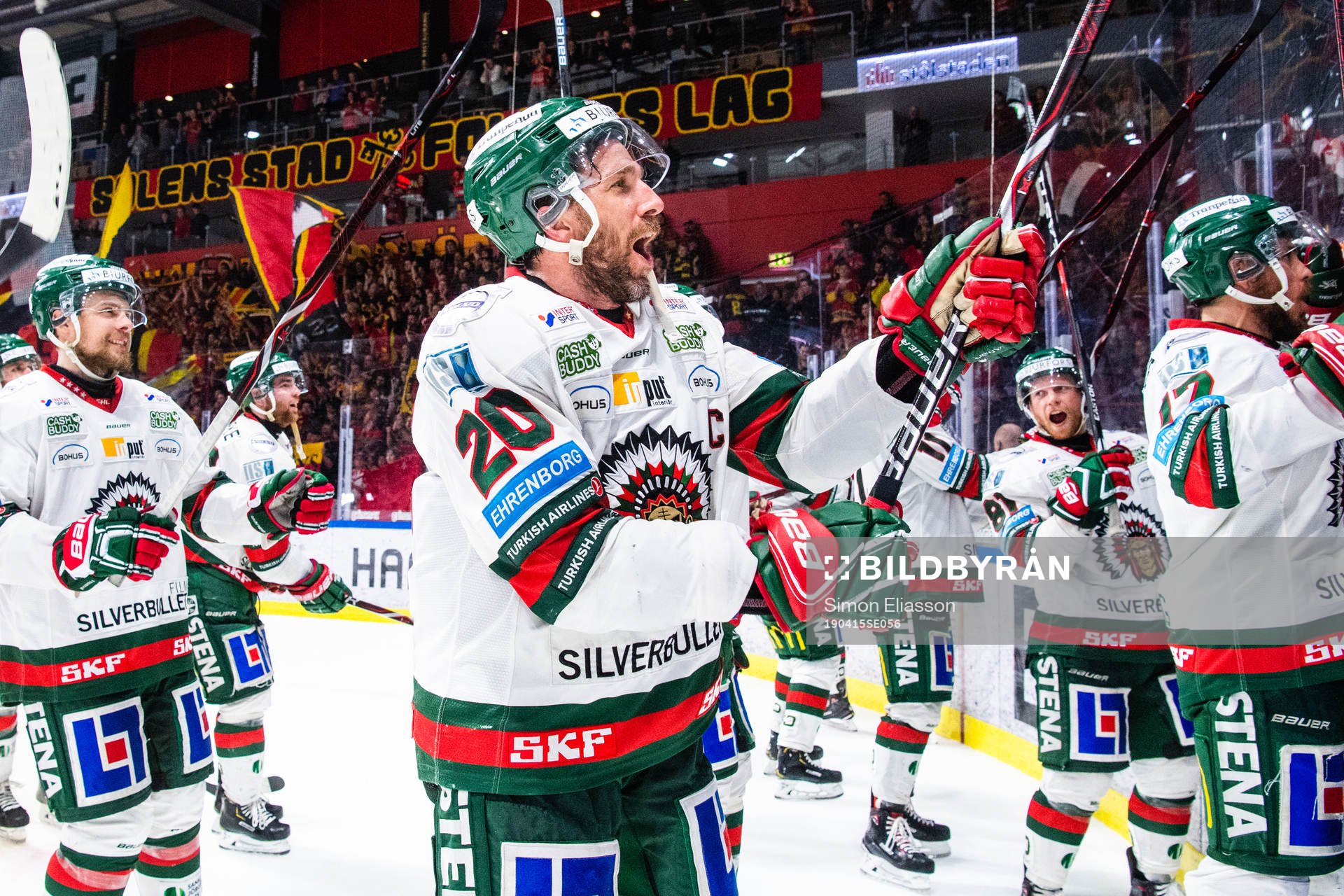 Frölundas Joel Lundqvist med lagkamrater tackar supportrar