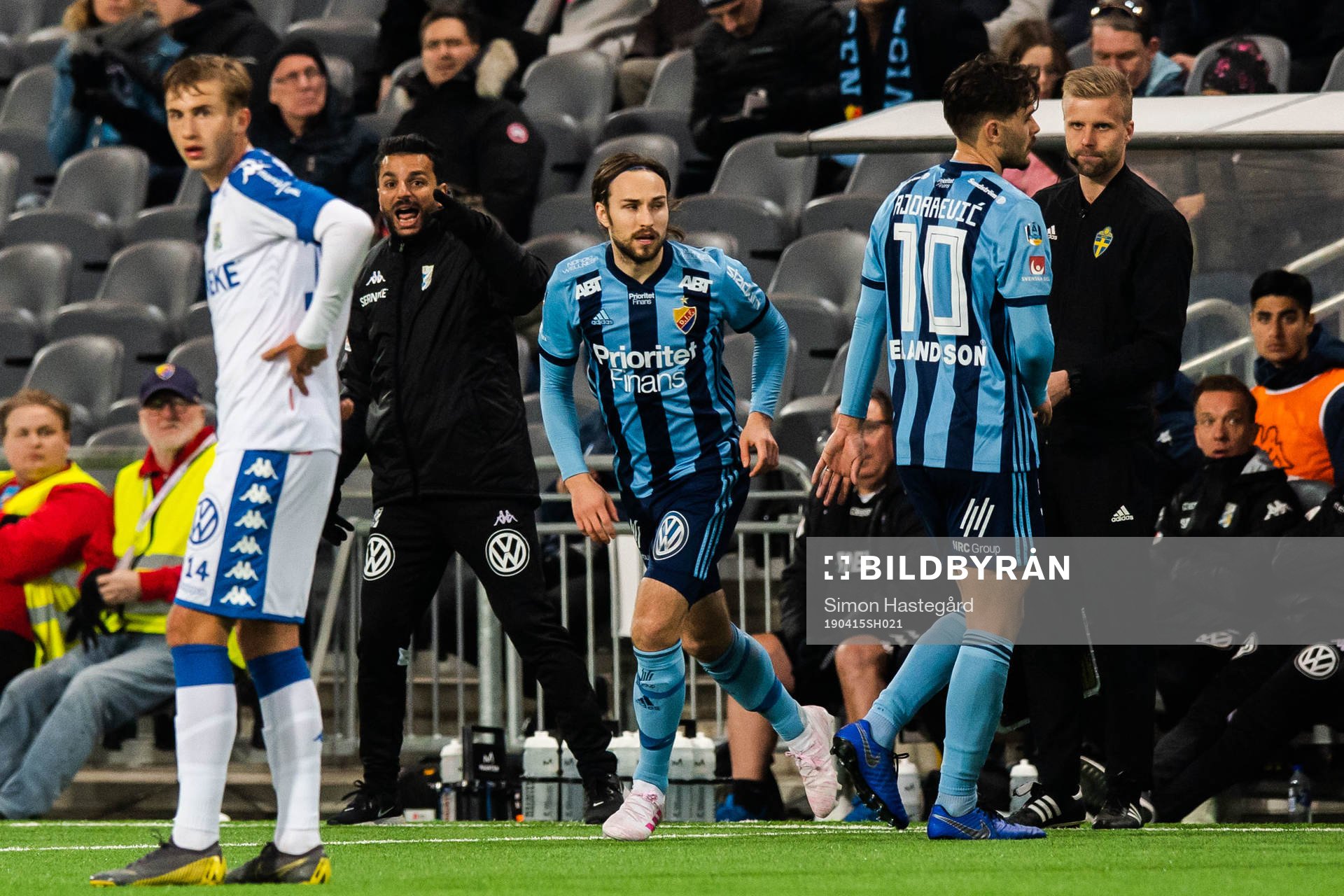 Djurgårdens Astrit Ajdarevic byter med Kevin Walker