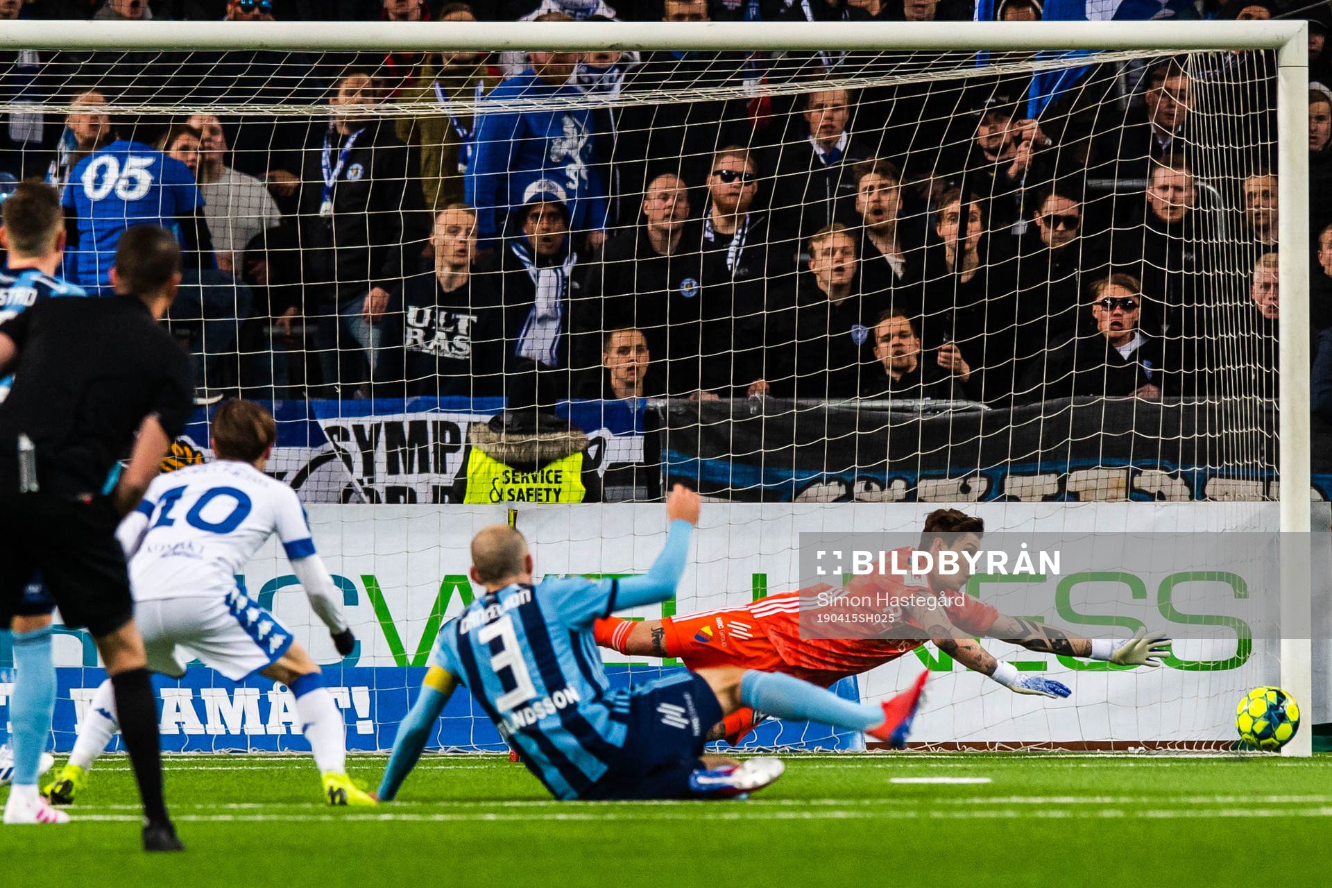 IFK Göteborgs Patrik Karlsson Lagemyr med ett skott på