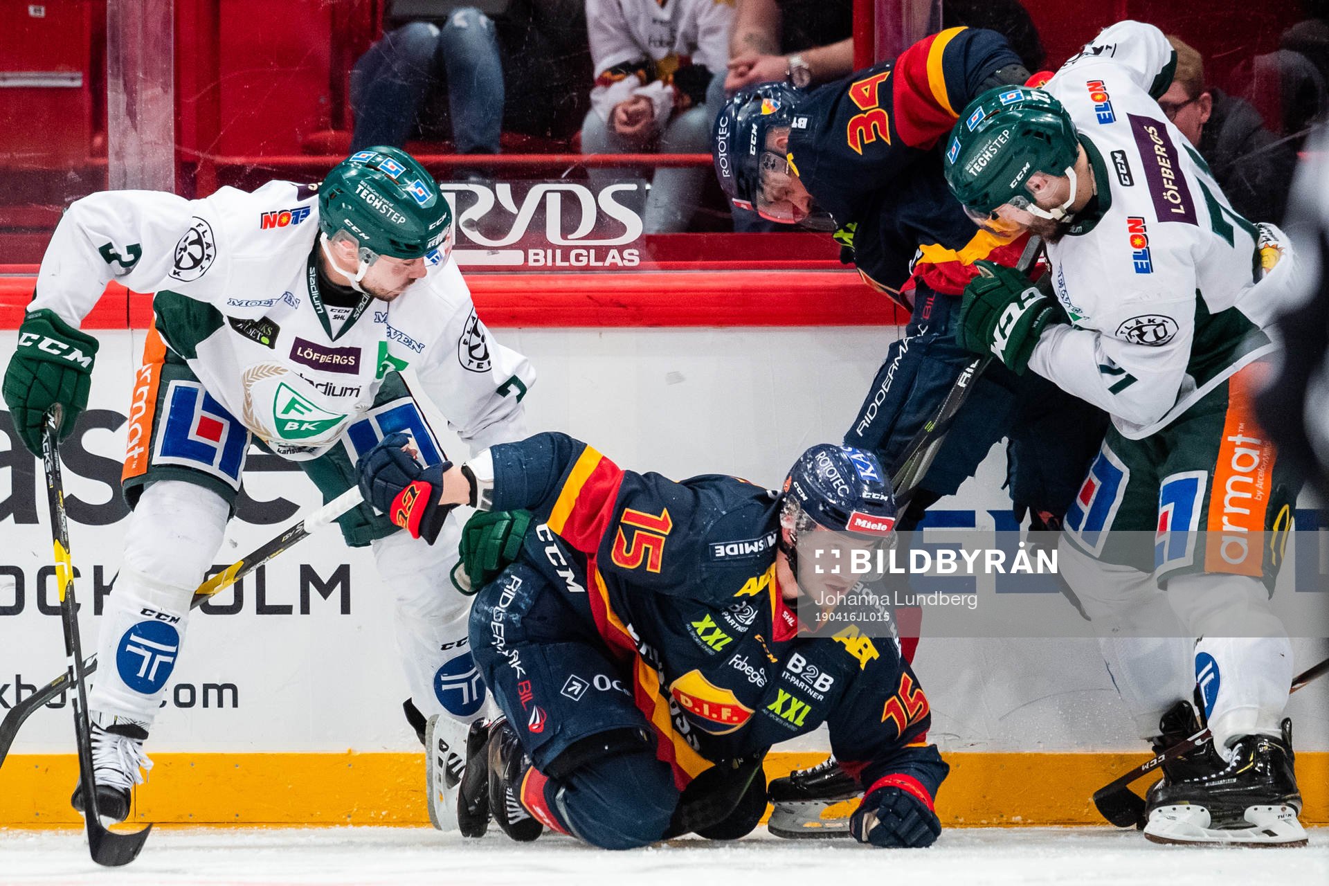 Djurgårdens Jakob Lilja och Daniel Brodin i en kamp mot