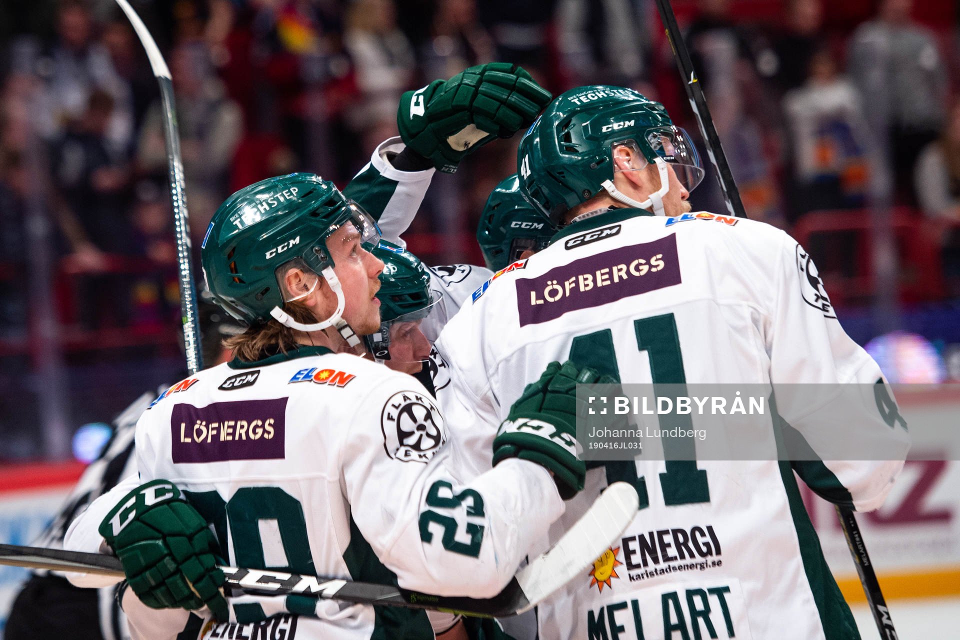 Färjestads spelare jublar med Ilari Melart