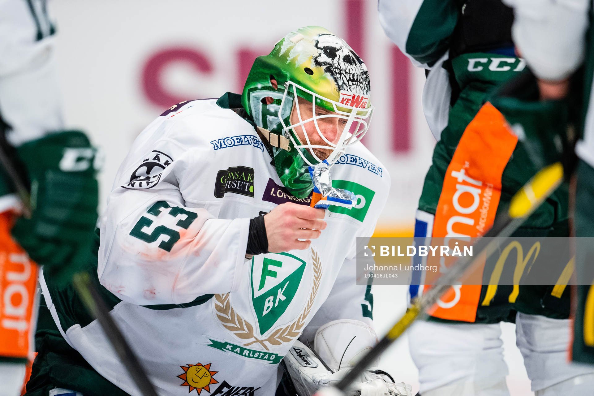 Färjestads målvakt Markus Svensson får energitillskott