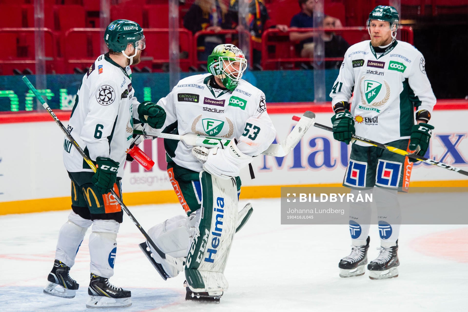 Färjestads målvakt Markus Svensson jublar