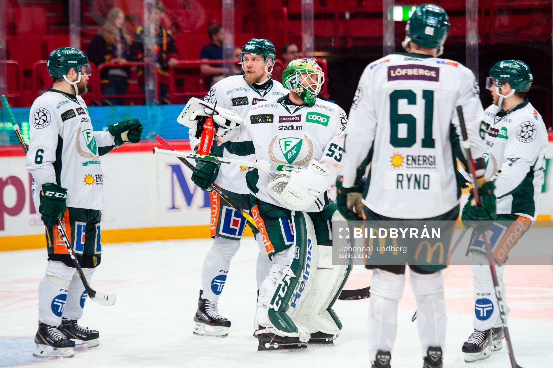 Färjestads spelare jublar med målvakt Markus Svensson