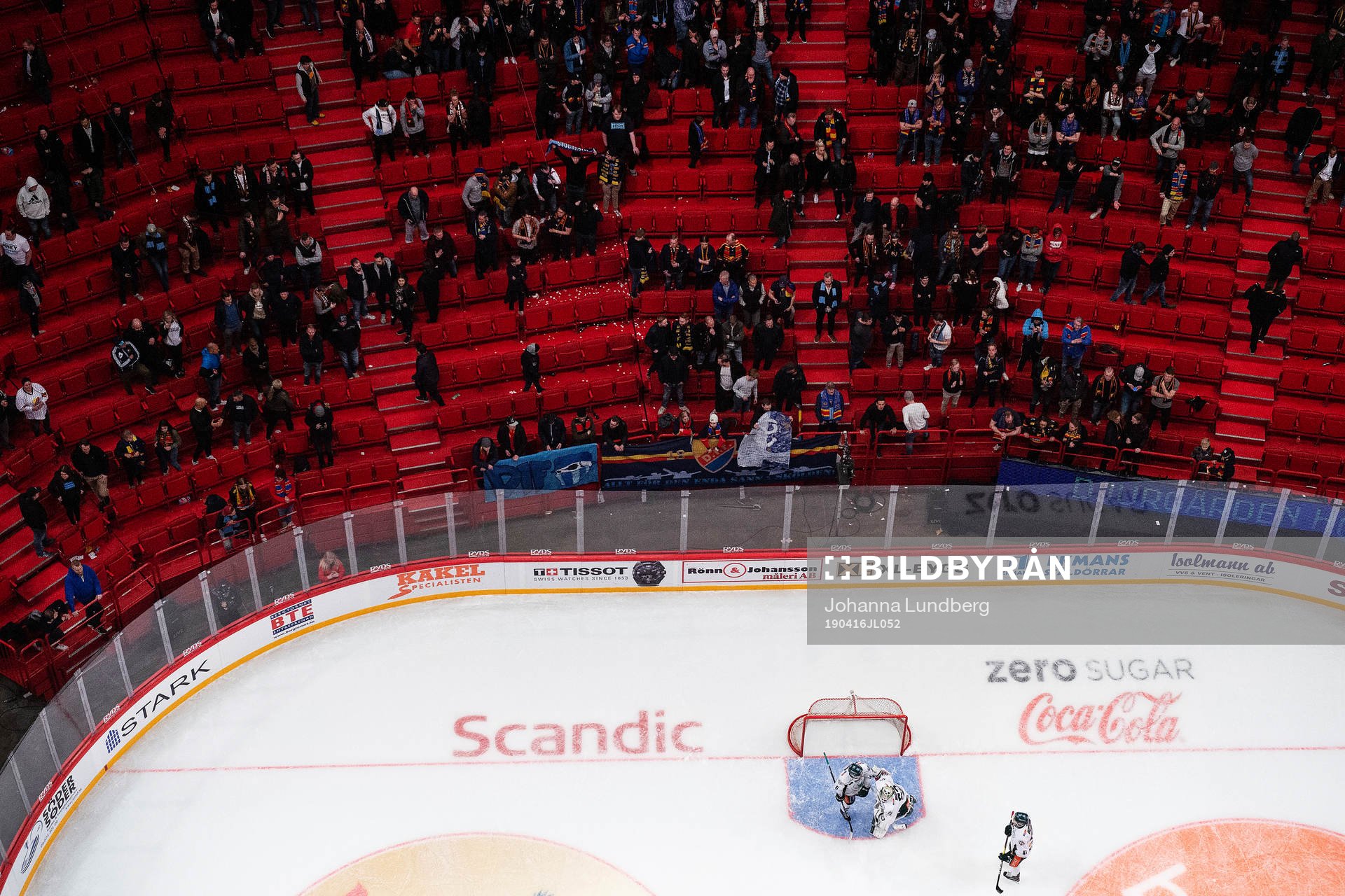 Färjestads målvakt Markus Svensson jublar