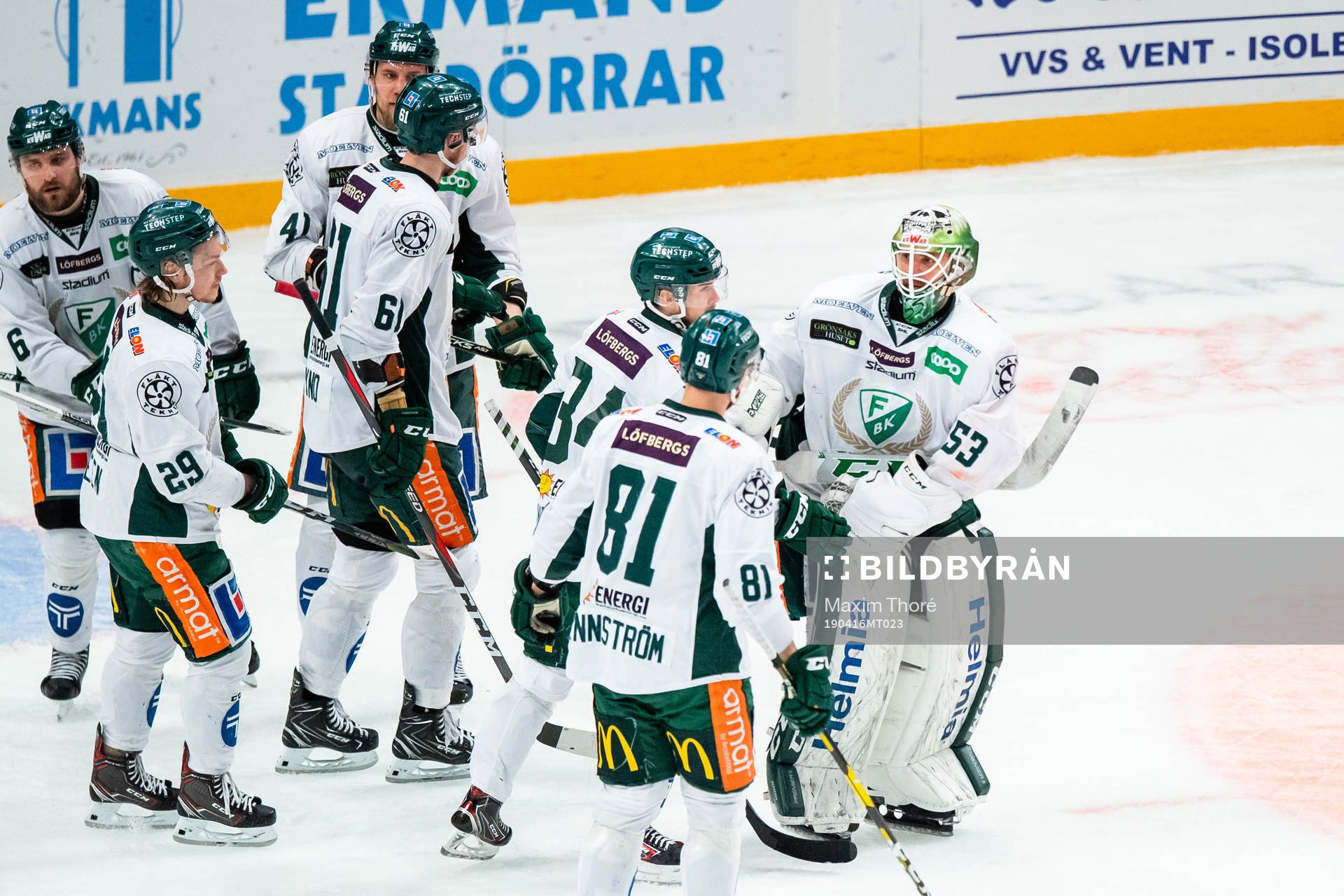 Färjestads målvakt Markus Svensson jublar