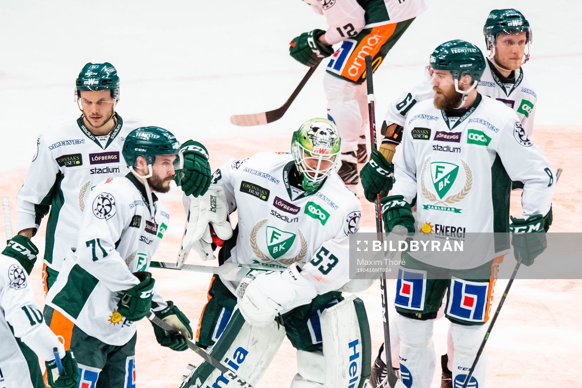 Färjestads målvakt Markus Svensson jublar