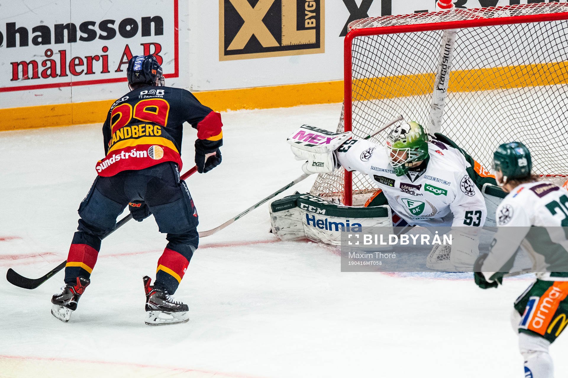 Djurgårdens Sebastian Strandberg och Färjestads målvakt
