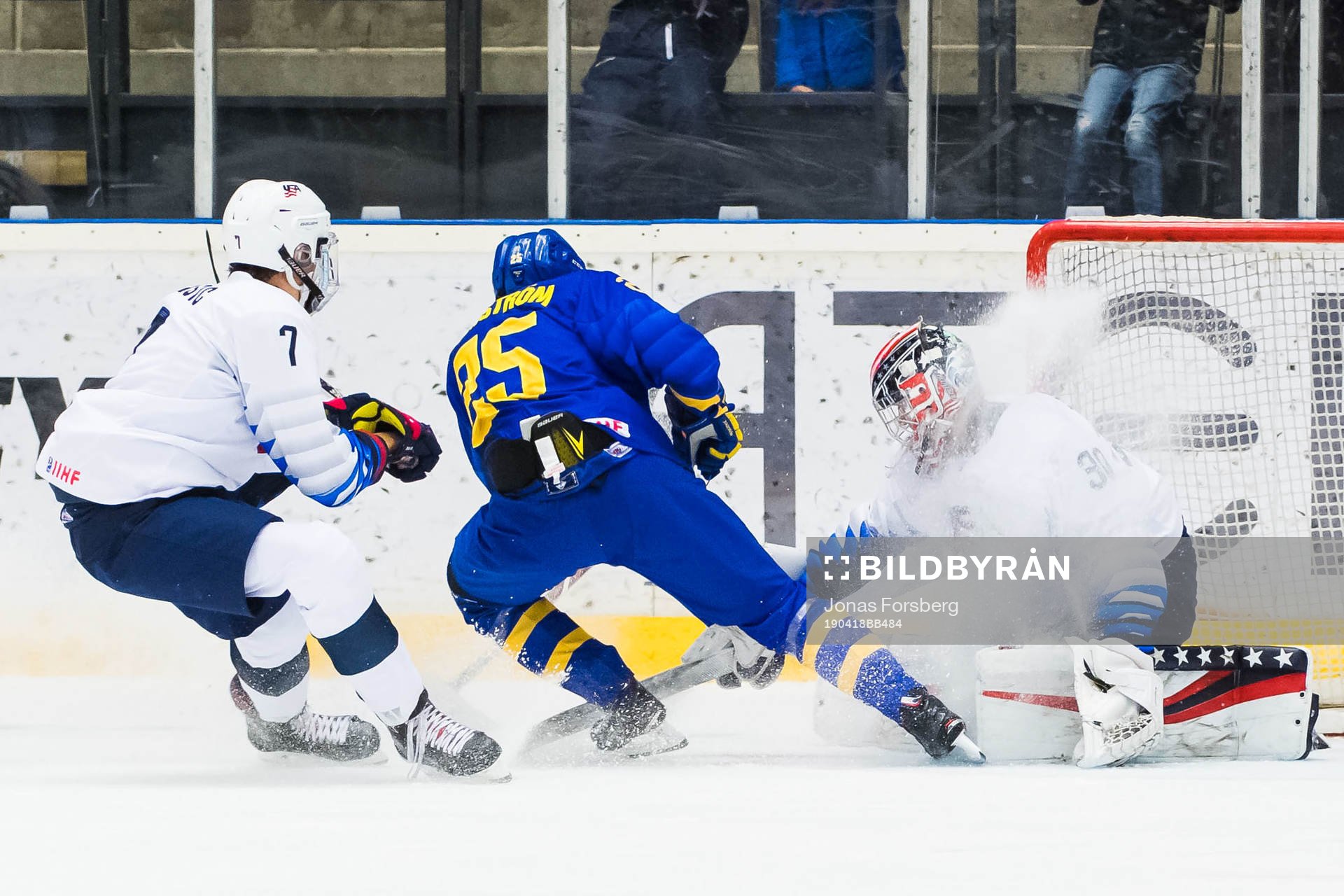 Sveriges Simon Holmström gör 1-0