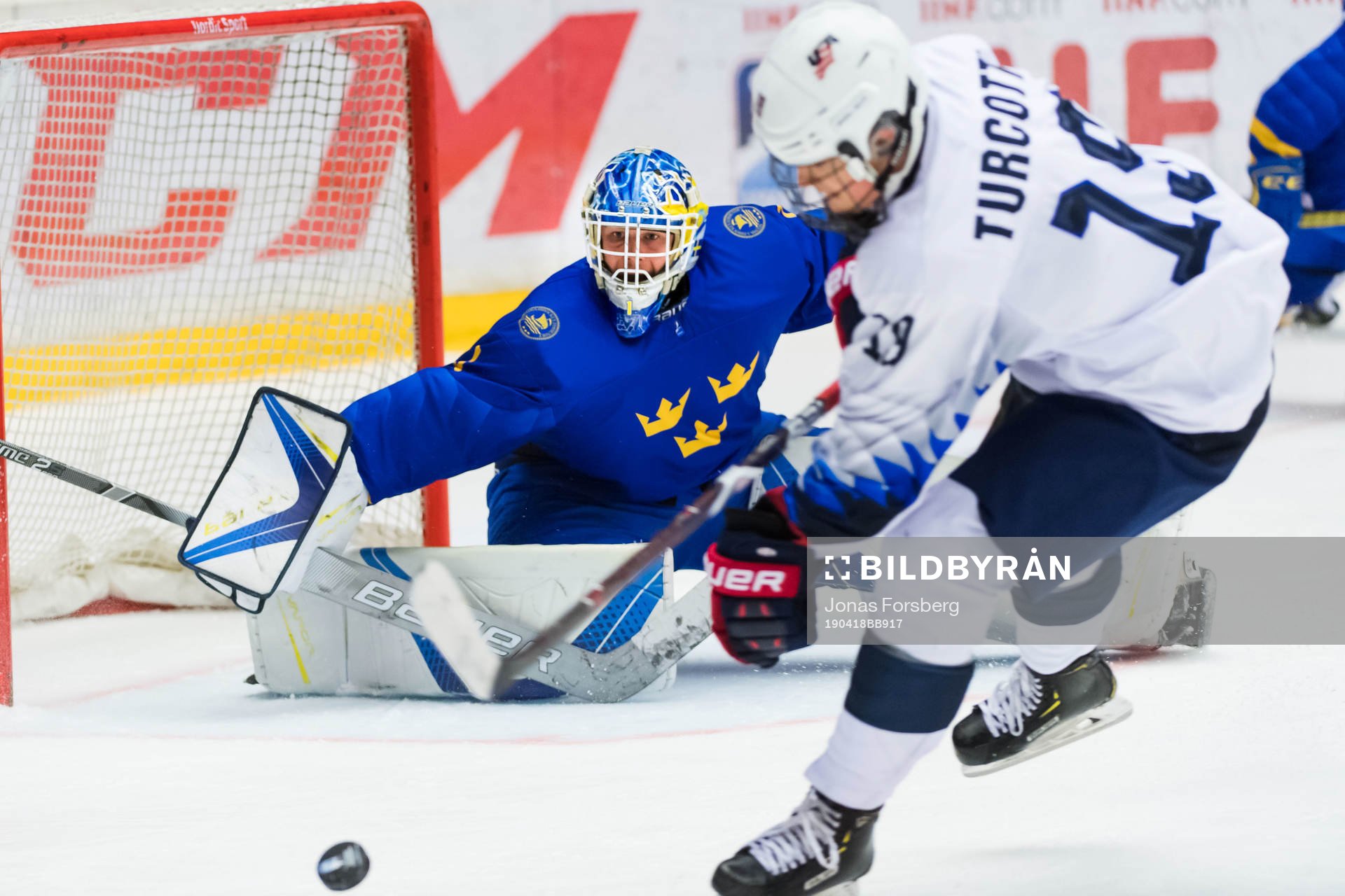 Sveriges målvakt Hugo Alnefelt och USAs Alex Turcotte