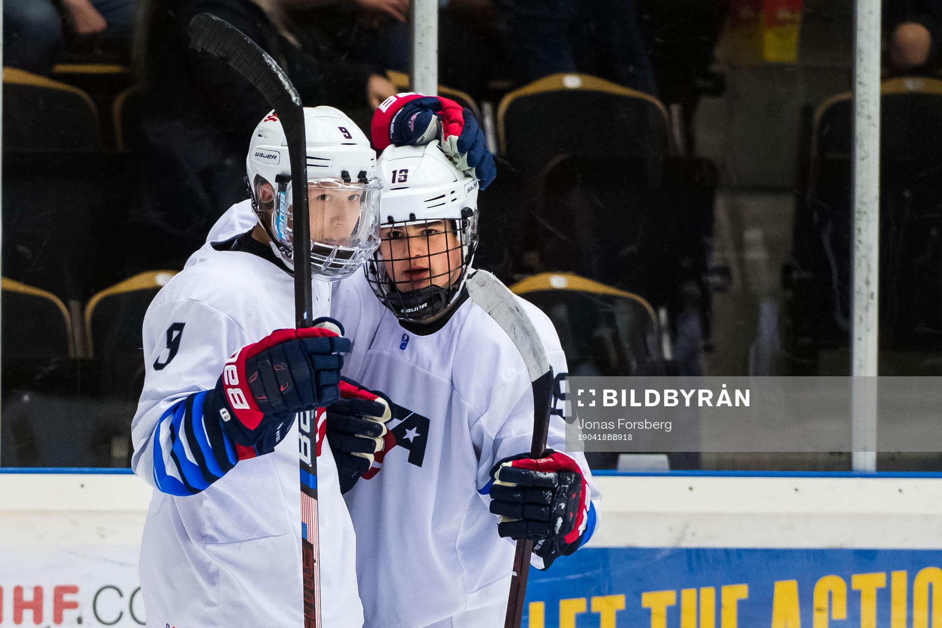 USAs Cole Caufield jublar med lagkamrater