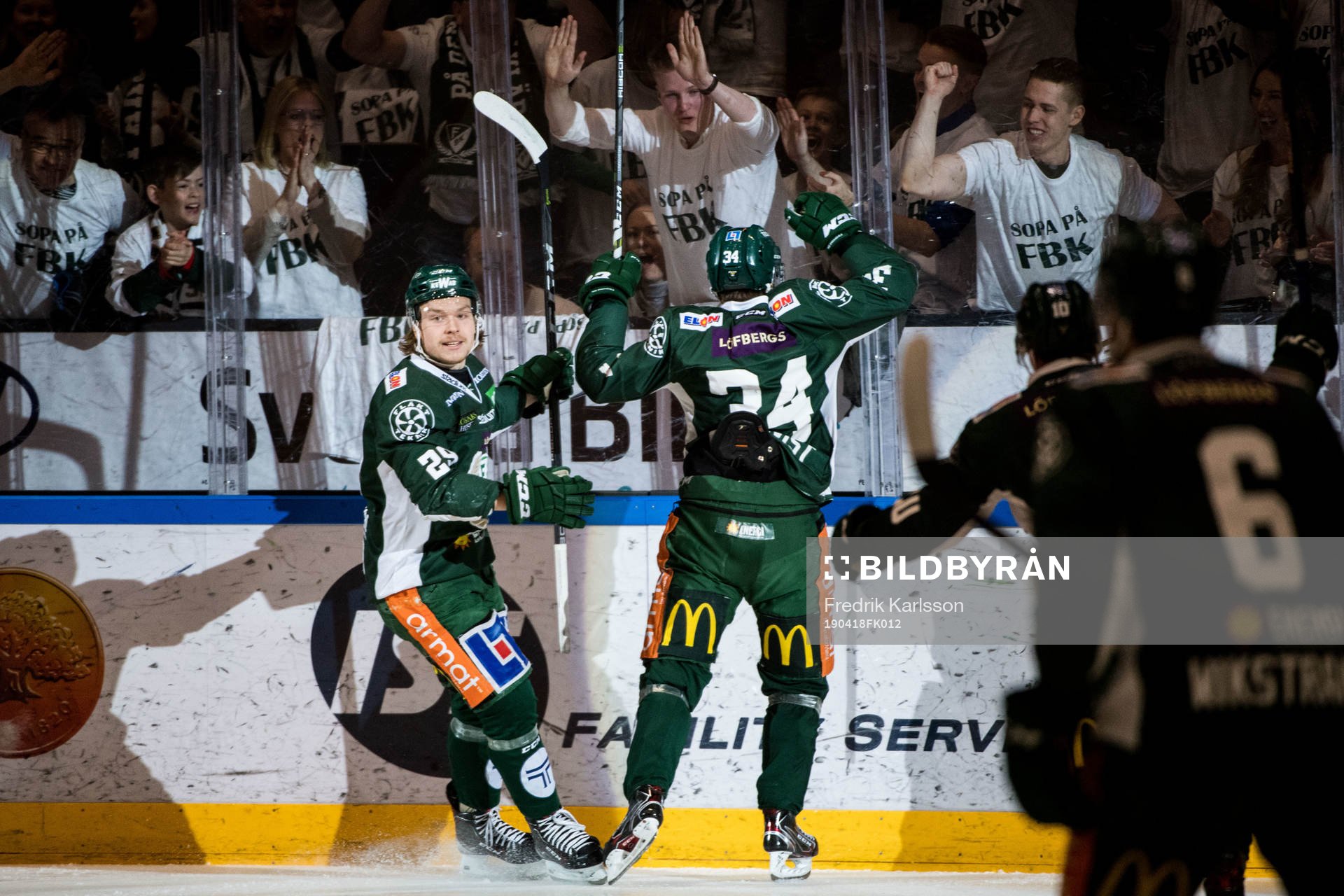 Färjestads Oskar Steen och Michael Lindqvist jublar