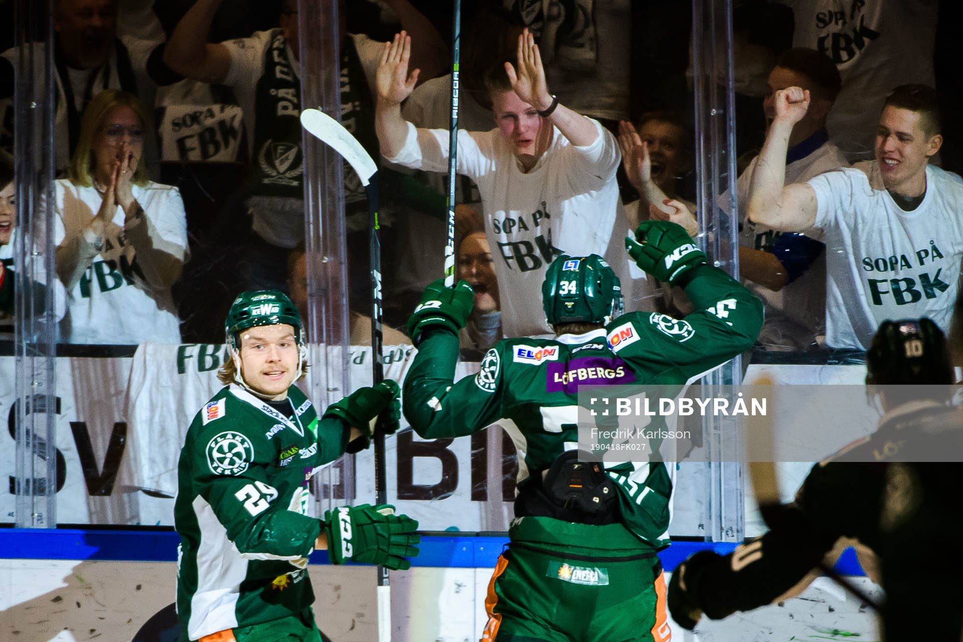 Färjestads Oskar Steen och Michael Lindqvist jublar