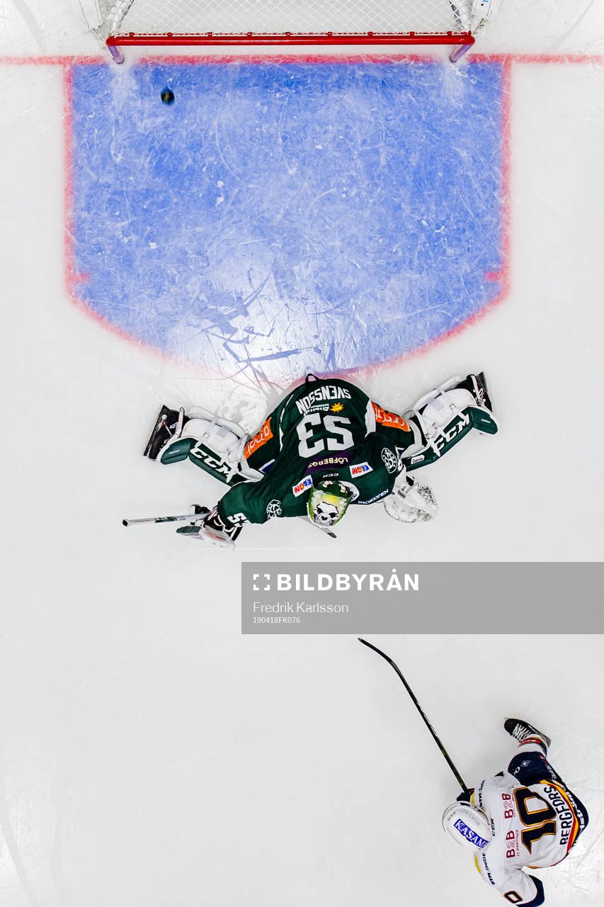 Djurgårdens Niclas Bergfors ser på när en puck går in