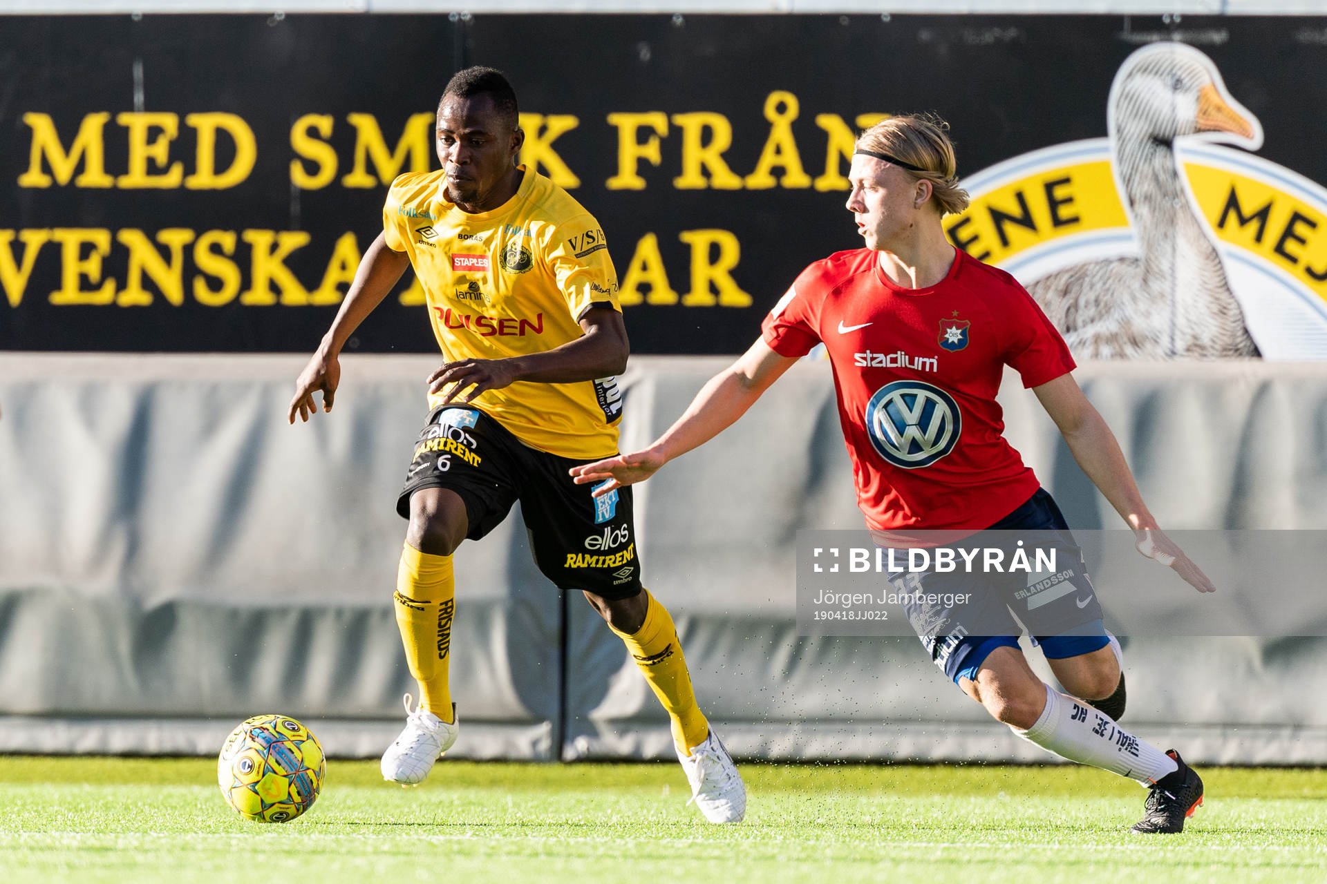 Elfsborgs Prince Isaac Kouame och Örgrytes Tim Stolt Hermansson under fotbollsmatchen i U19 Allsvenskan mellan Elfsborg och Örgryte den 18 april 2019 i Borås.