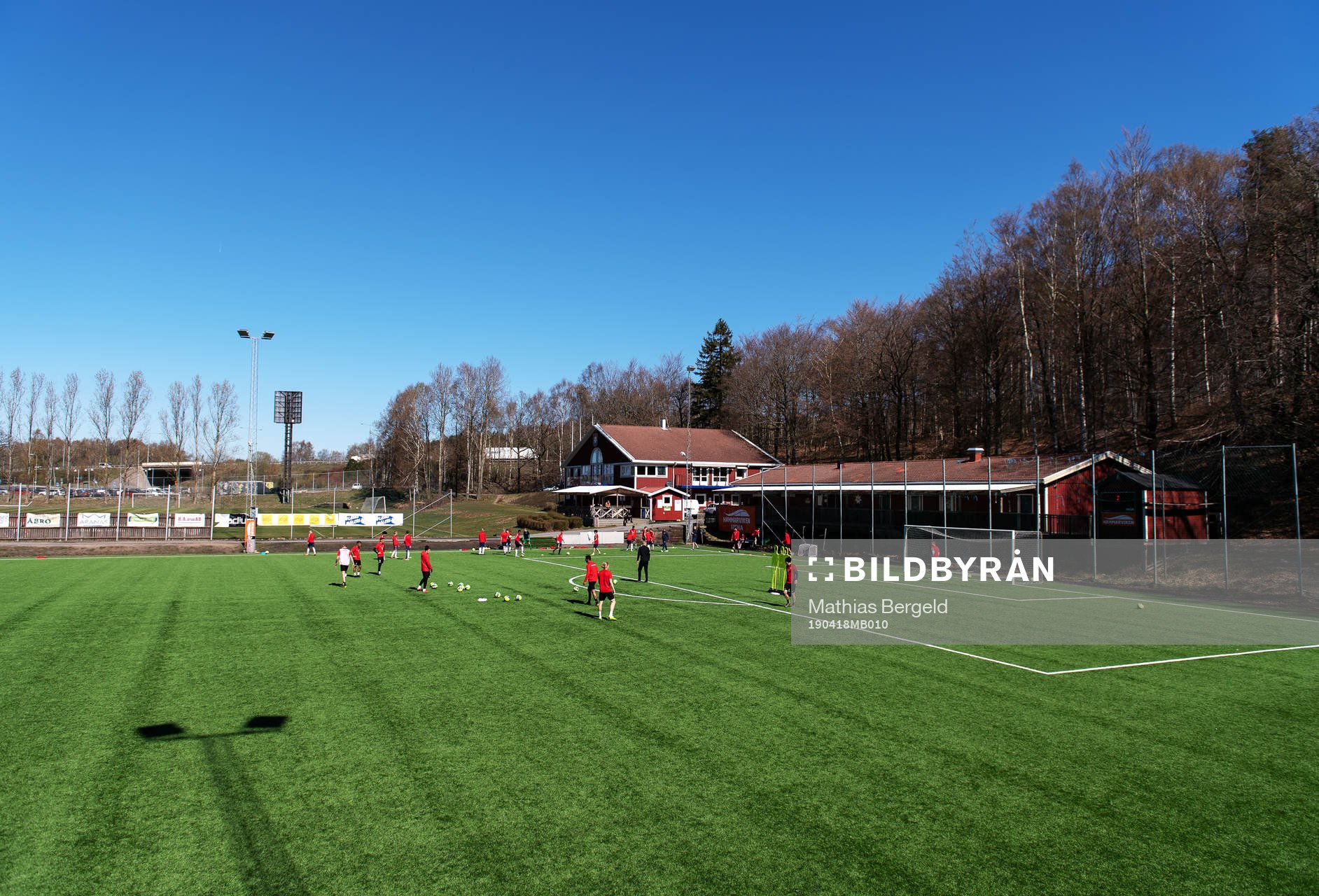 Generell vy över Öis-gården med spelare på plan